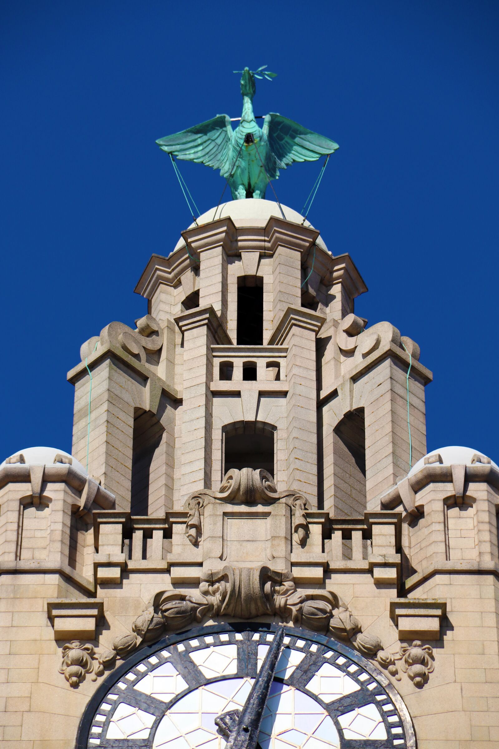 Canon EOS 800D (EOS Rebel T7i / EOS Kiss X9i) + Canon EF-S 18-135mm F3.5-5.6 IS sample photo. Liver bird, liver building photography