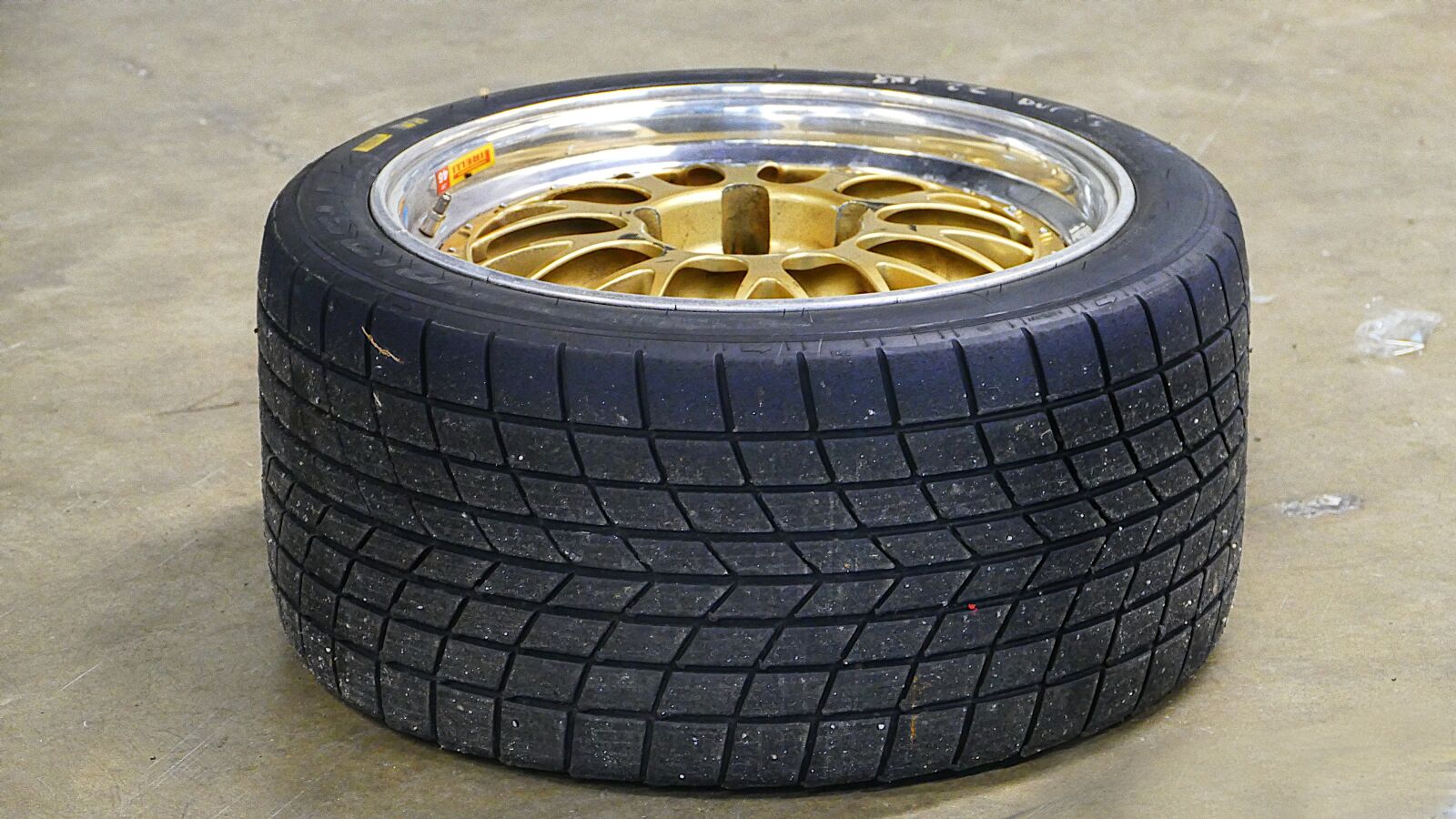 Panasonic Lumix DMC-FZ1000 sample photo. Racing, car, tires photography