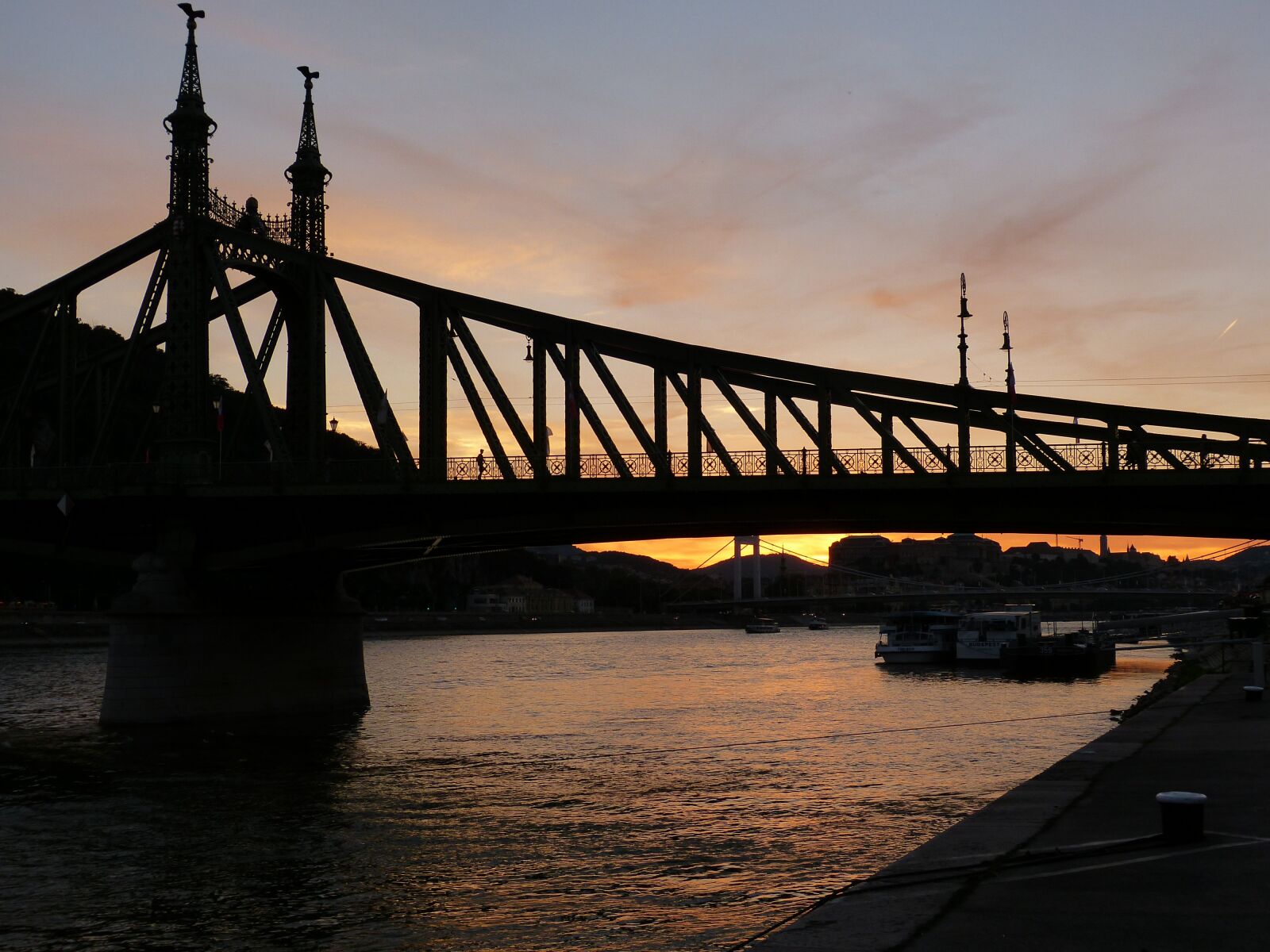Panasonic Lumix DMC-FZ150 sample photo. Budapest, evening, lighting photography