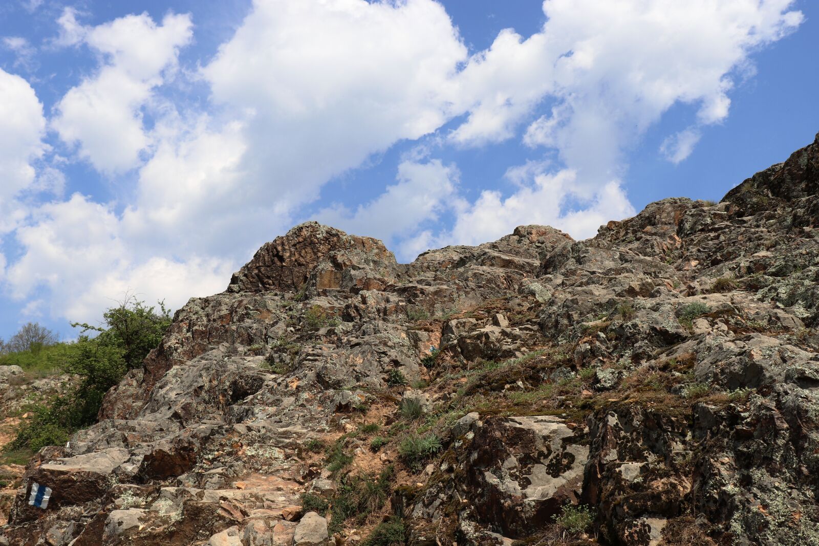 Canon EOS 200D (EOS Rebel SL2 / EOS Kiss X9) sample photo. Rock, hill, rocks photography