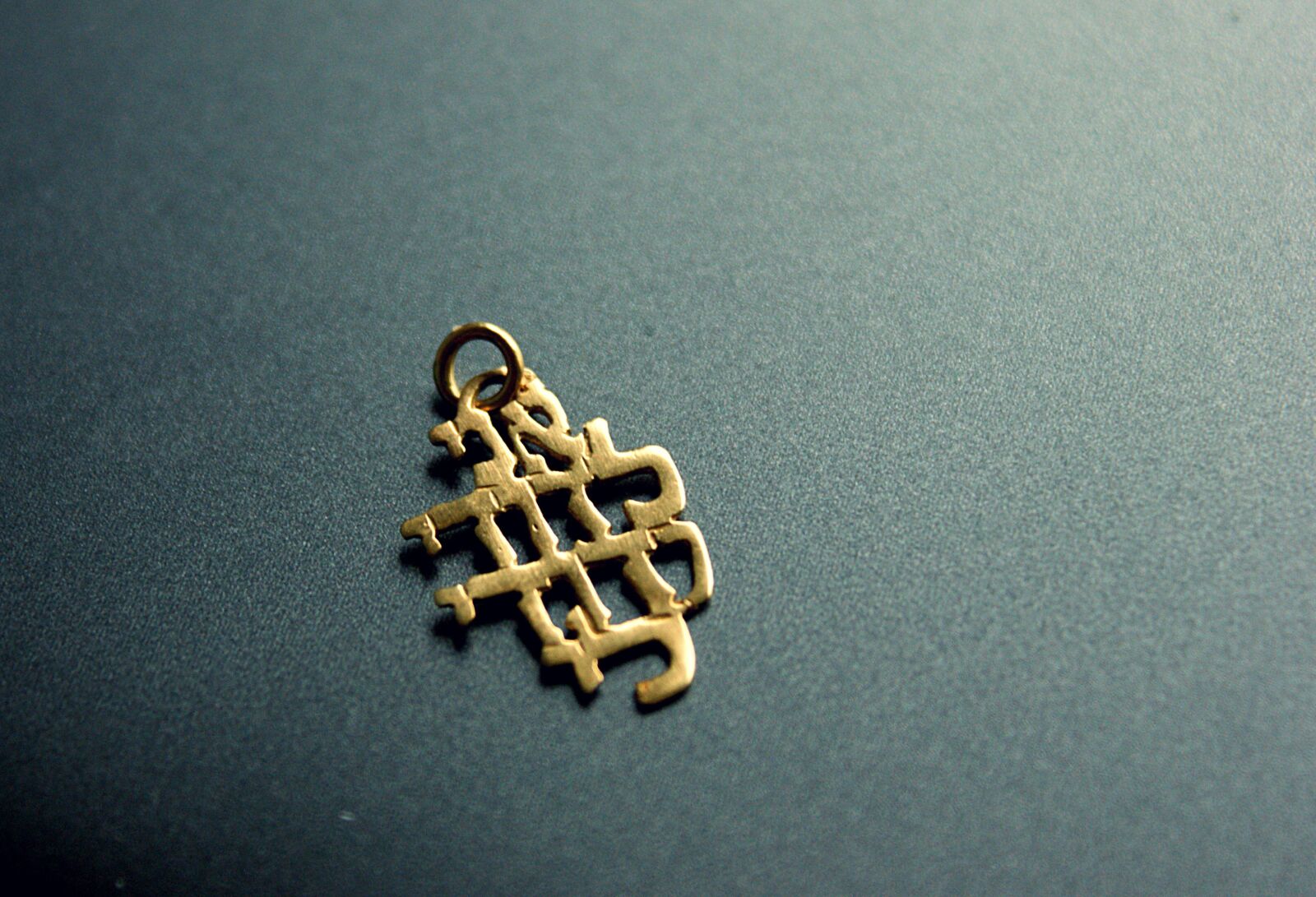 Sony Alpha DSLR-A350 sample photo. Hebrew, pendant, gold photography