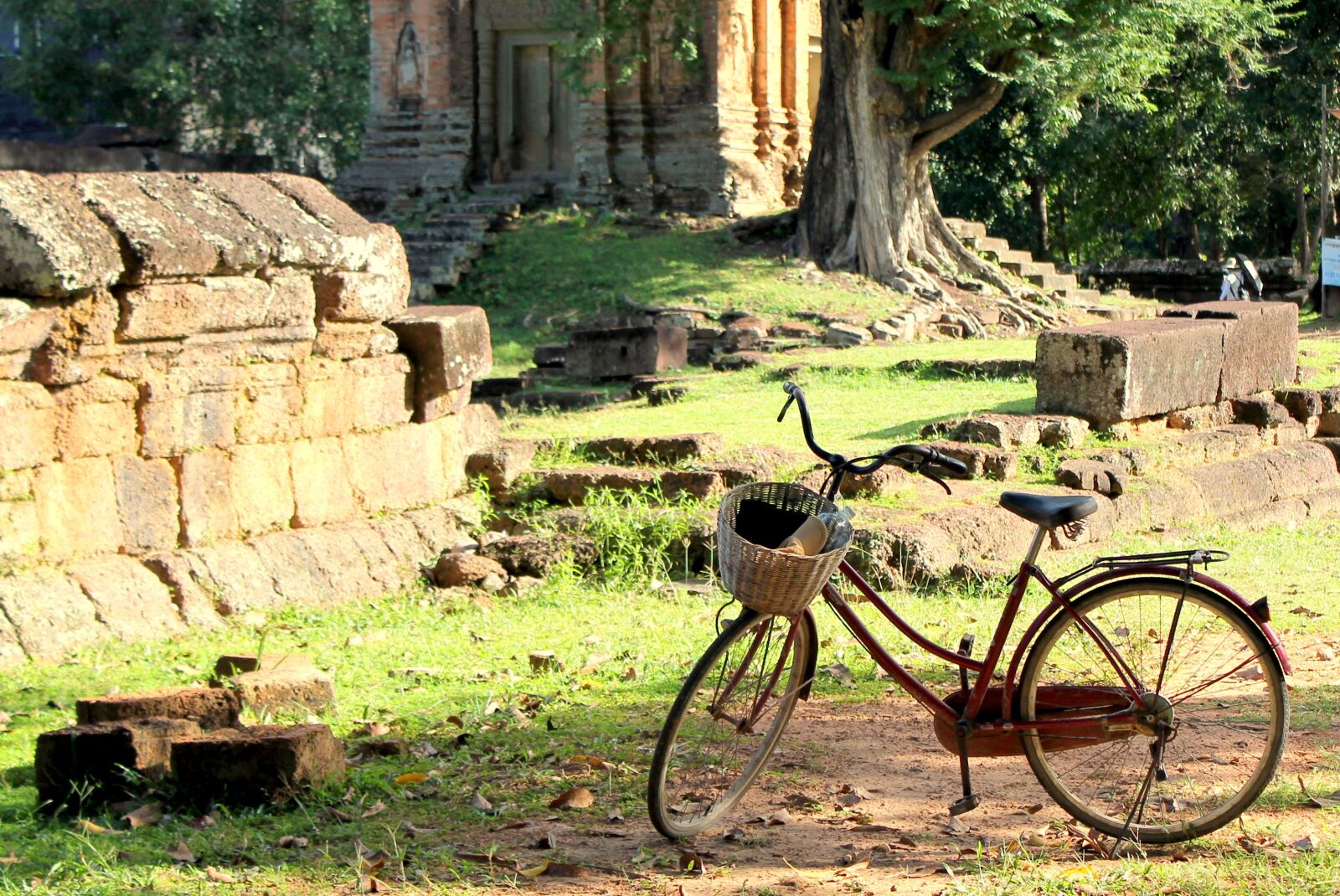 Canon EOS 1100D (EOS Rebel T3 / EOS Kiss X50) sample photo. Bicycle, ruins, cambodia photography