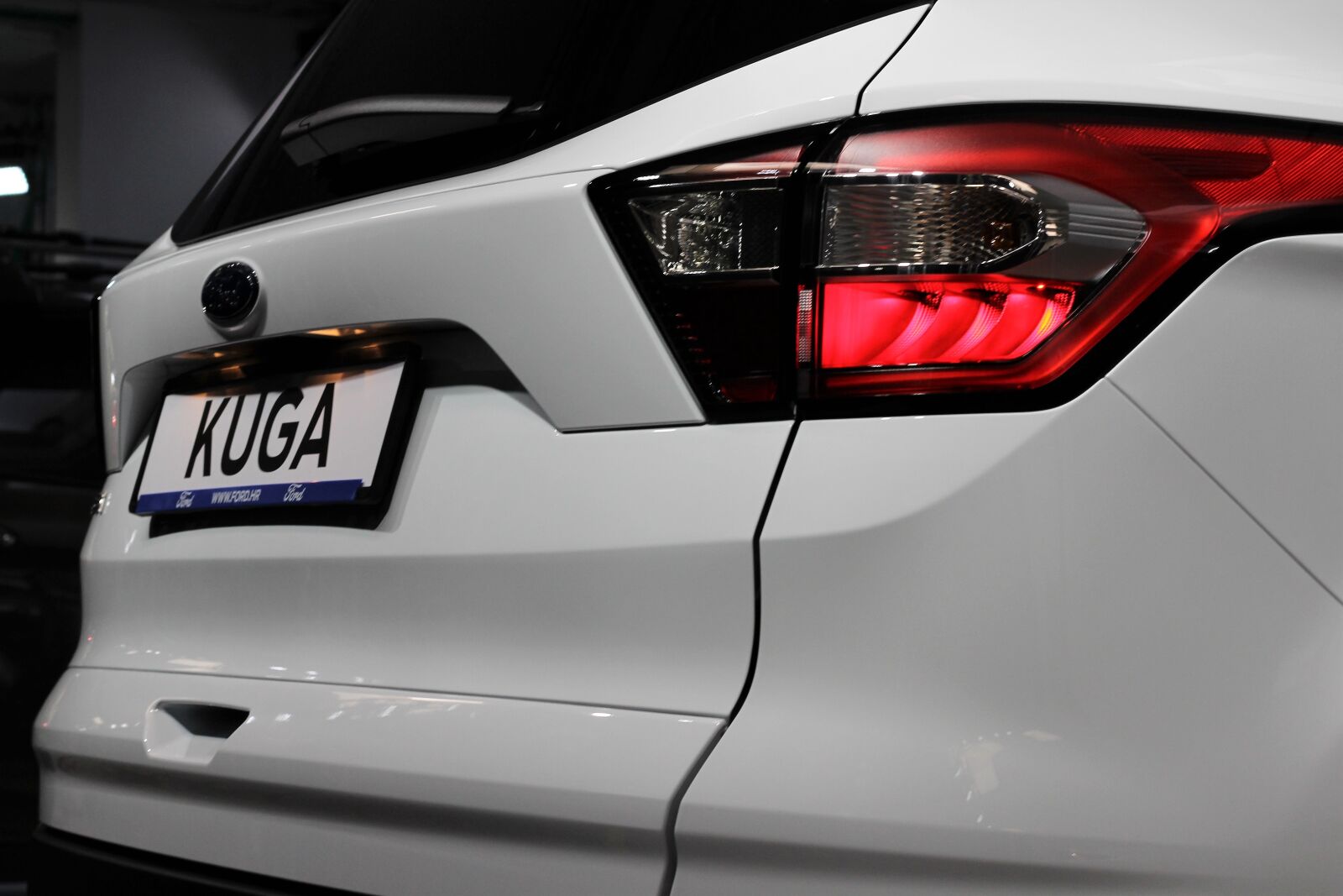 Canon EOS 600D (Rebel EOS T3i / EOS Kiss X5) + Canon EF 50mm F1.8 II sample photo. Car, ford kuga, auto photography