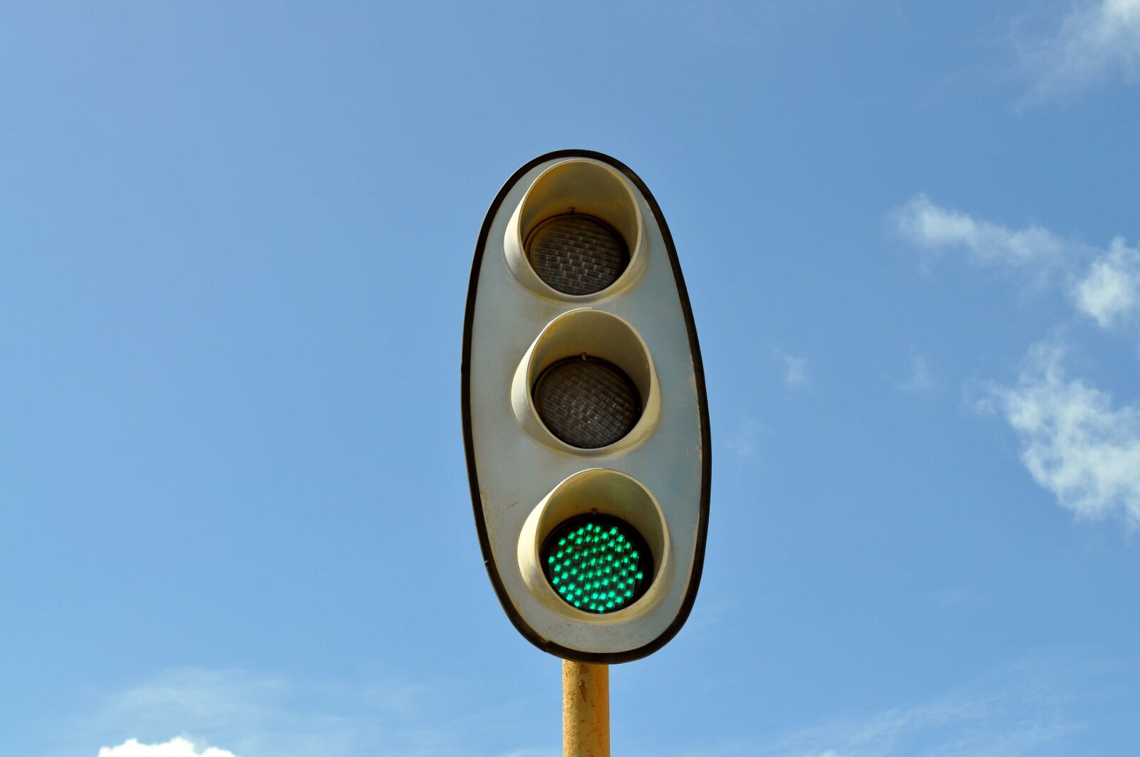 Nikon D5000 sample photo. Rail, traffic, light green photography