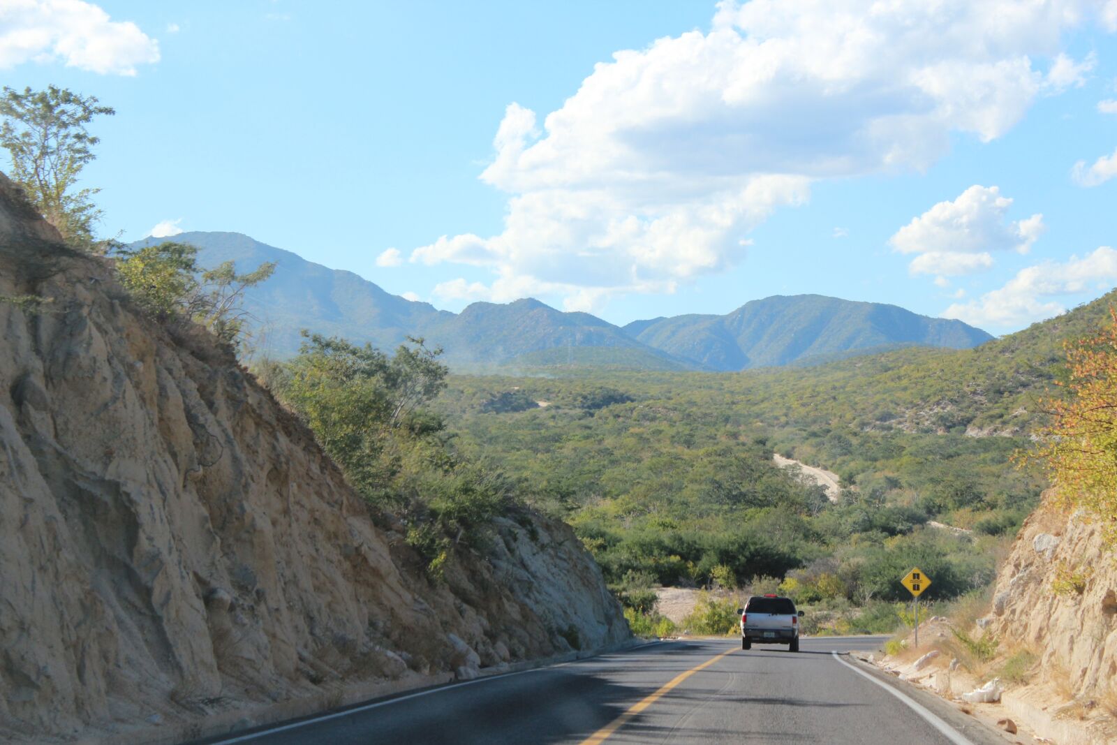 Canon EOS 600D (Rebel EOS T3i / EOS Kiss X5) sample photo. Clouds, road, landscape photography