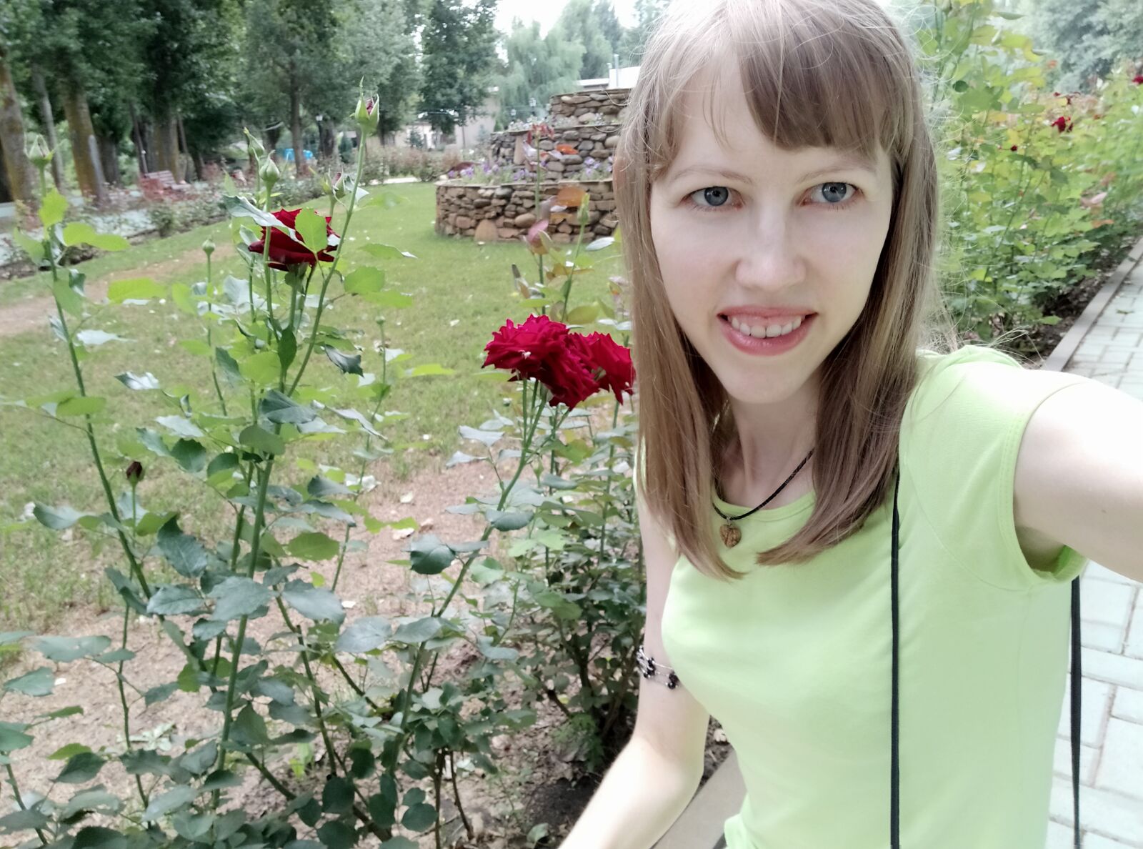 Xiaomi Redmi Note 7 sample photo. Girl, roses, smile photography