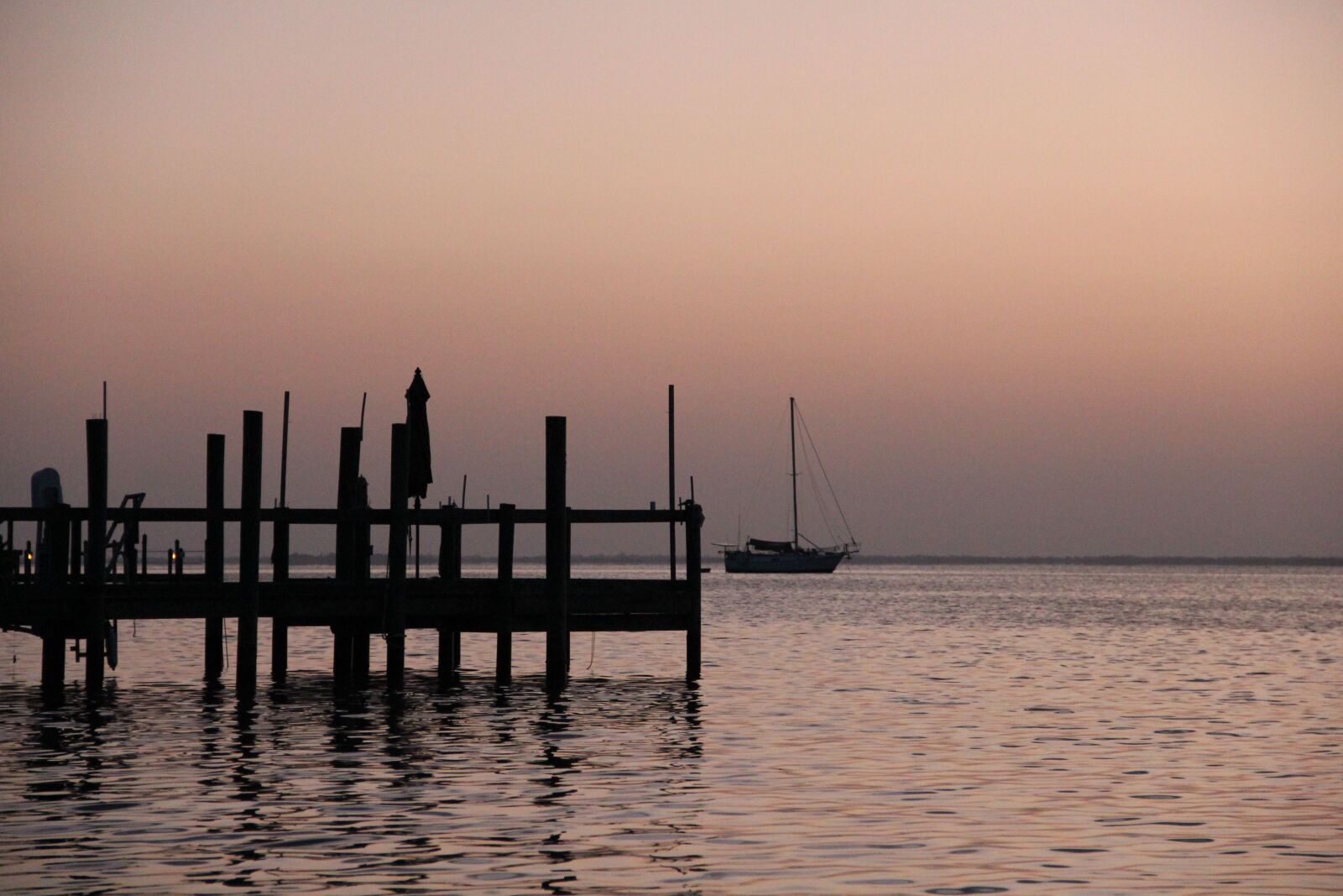 Canon EOS 550D (EOS Rebel T2i / EOS Kiss X4) sample photo. Sunrise, sea, web photography