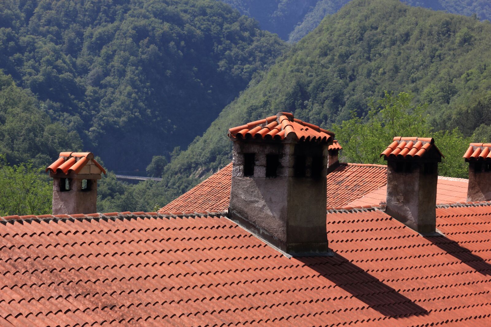 Canon EOS 550D (EOS Rebel T2i / EOS Kiss X4) sample photo. Croatia, monastery, roof photography