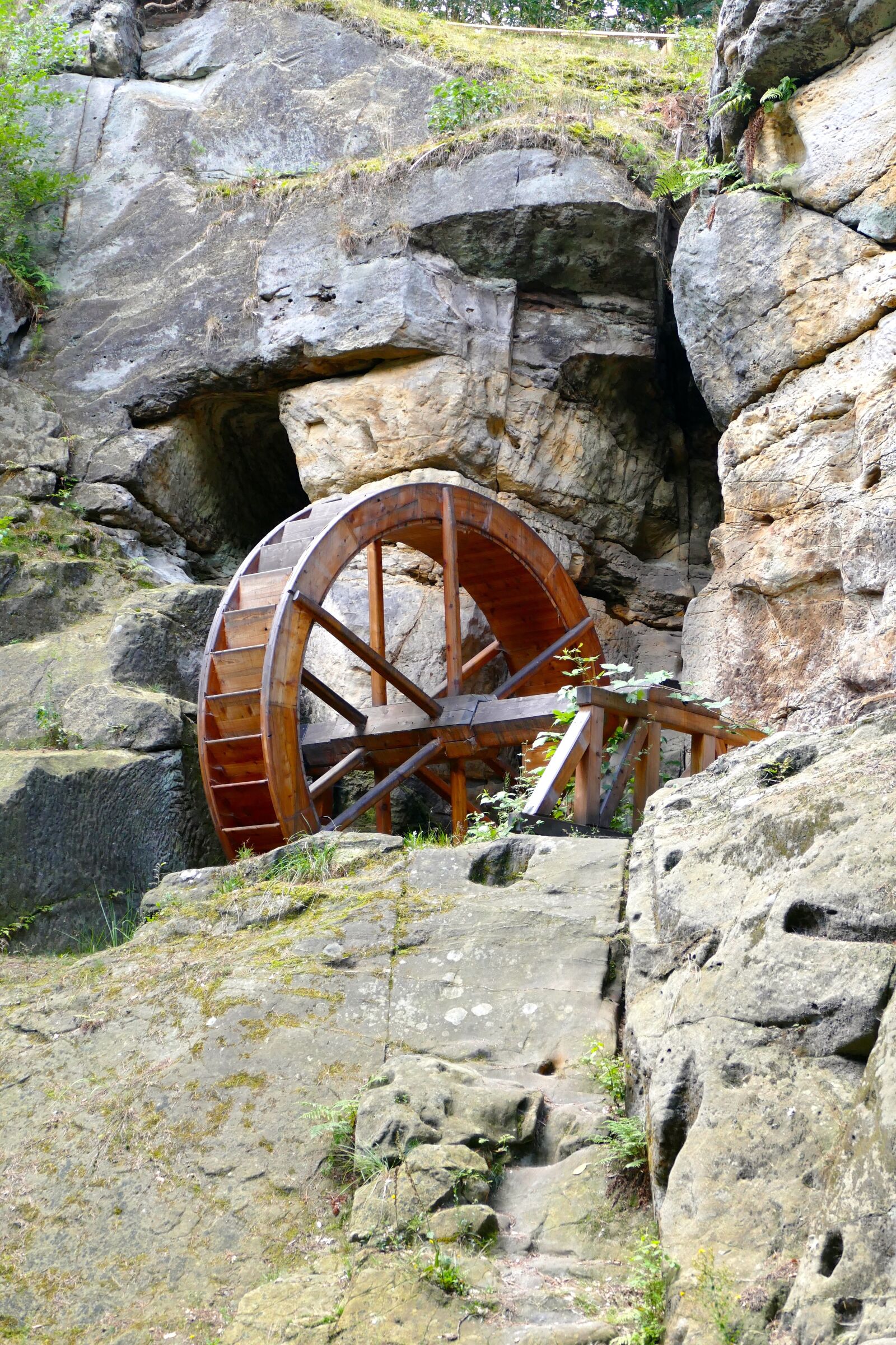 Panasonic Lumix DMC-FZ1000 sample photo. Nature, landscape, wooden wheels photography