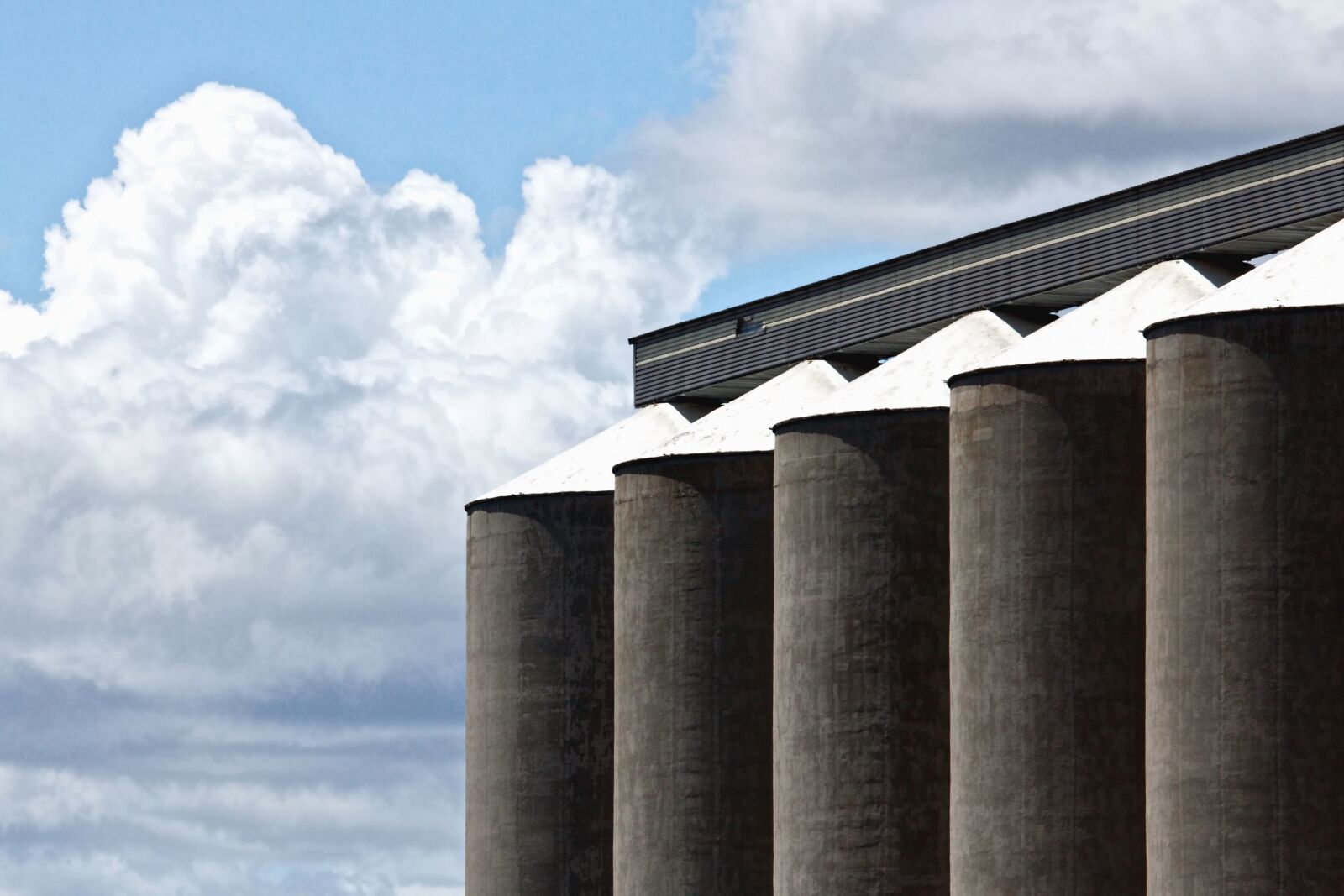 Canon EOS 550D (EOS Rebel T2i / EOS Kiss X4) sample photo. Silo, roof, sky, concrete photography