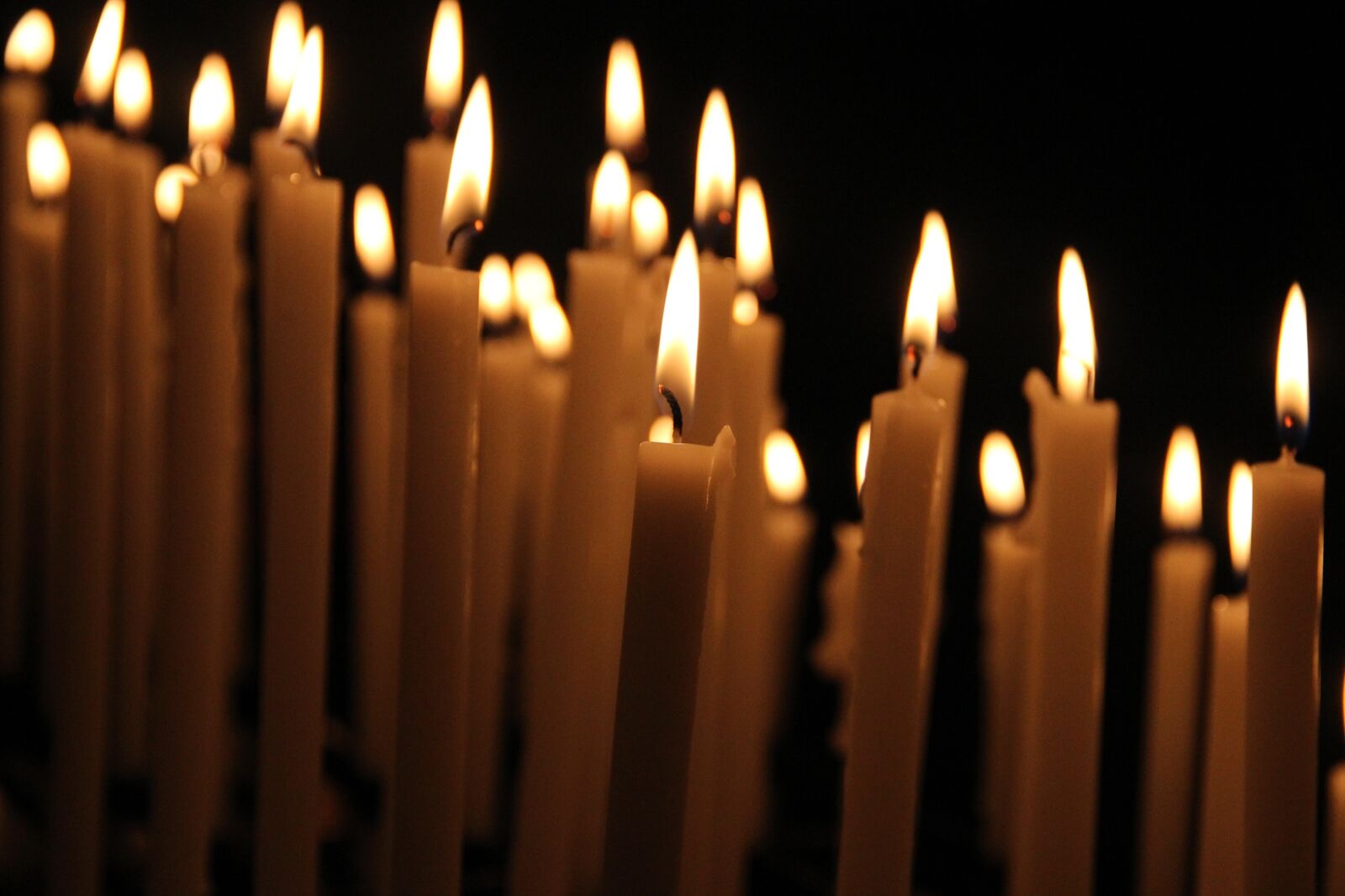 Canon EOS 600D (Rebel EOS T3i / EOS Kiss X5) sample photo. Candles, church, lights photography