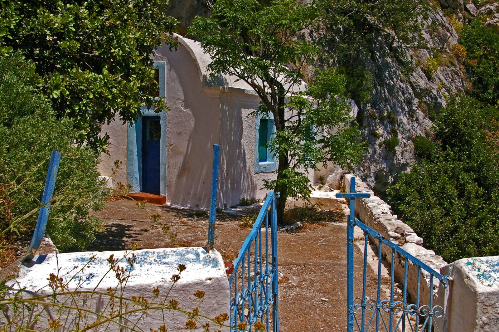 Pentax *ist DL2 sample photo. Greece, samos, chapel photography
