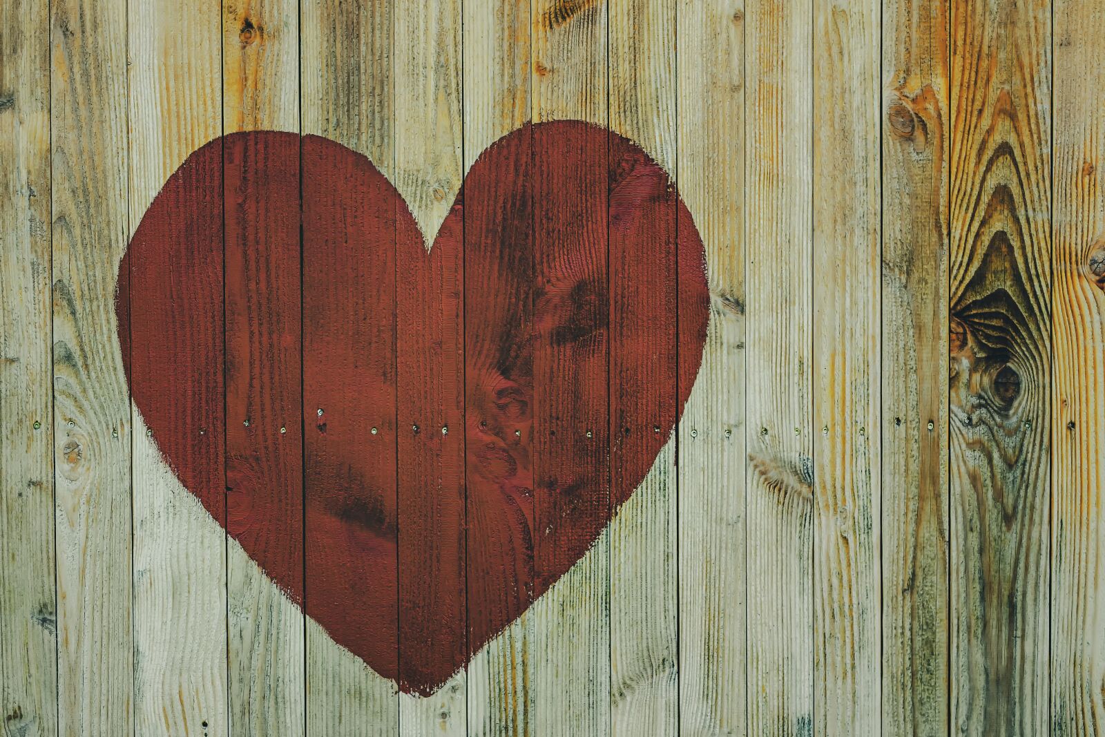 Fujifilm XF 55-200mm F3.5-4.8 R LM OIS sample photo. Heart, wooden wall, board photography