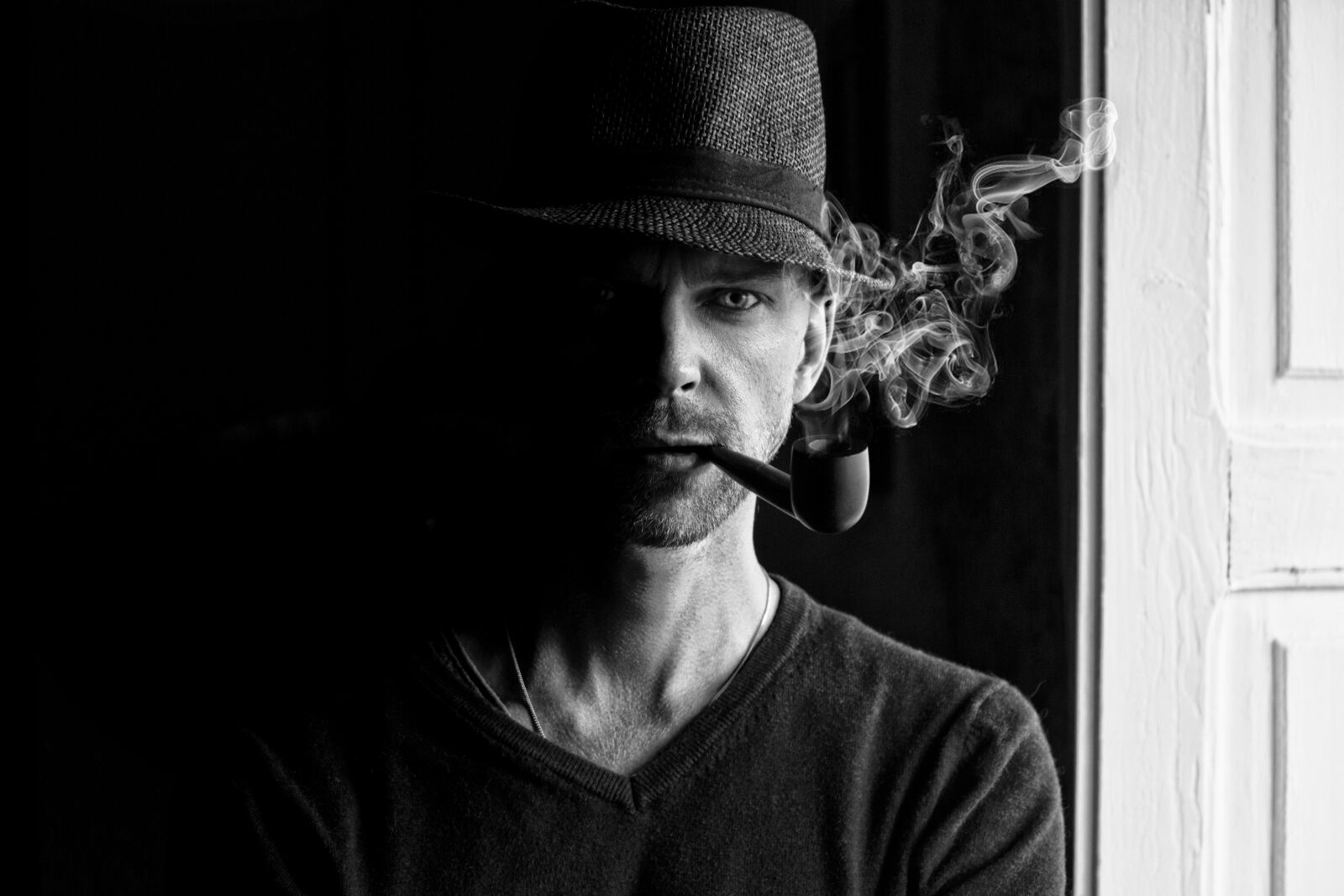 Canon EF 24-105mm F3.5-5.6 IS STM sample photo. Mysterious, man, smoker photography