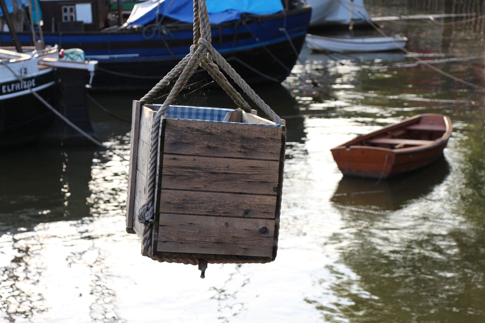 Canon EOS 650D (EOS Rebel T4i / EOS Kiss X6i) sample photo. Box, port, transport photography
