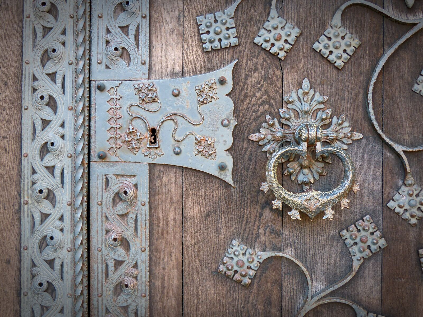 Panasonic Lumix DMC-FZ200 sample photo. Door, castle, input photography