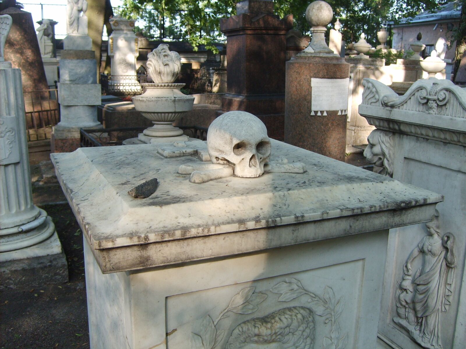 Samsung Digimax S500 / Kenox S500 / Digimax Cyber 530 sample photo. Death, grave, cemetery photography