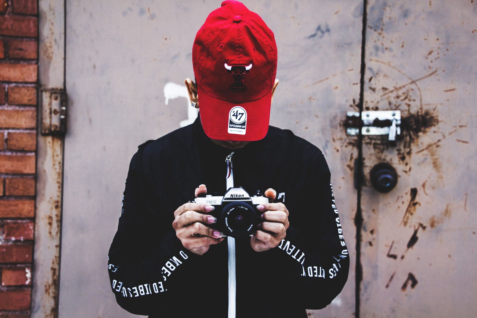 Canon EOS 700D (EOS Rebel T5i / EOS Kiss X7i) sample photo. Person, nikon camera, holding photography