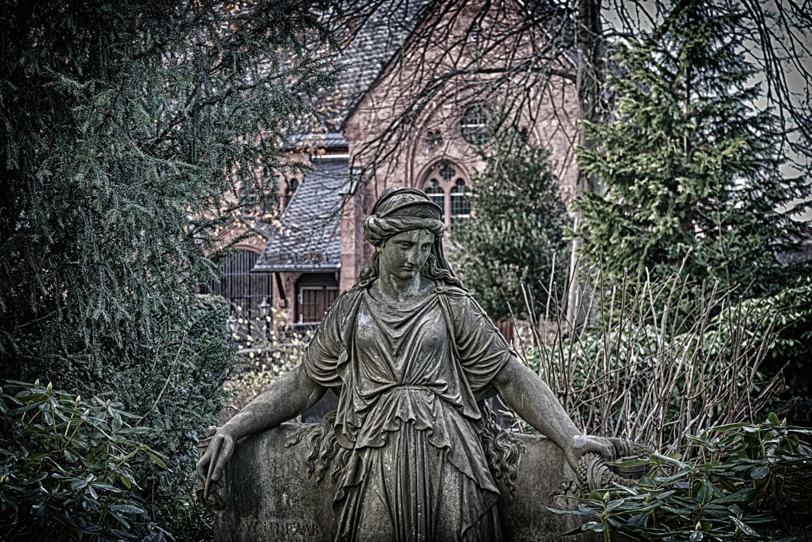 Sony a7 II + Sony FE 28-70mm F3.5-5.6 OSS sample photo. Grave, cemetery, death photography