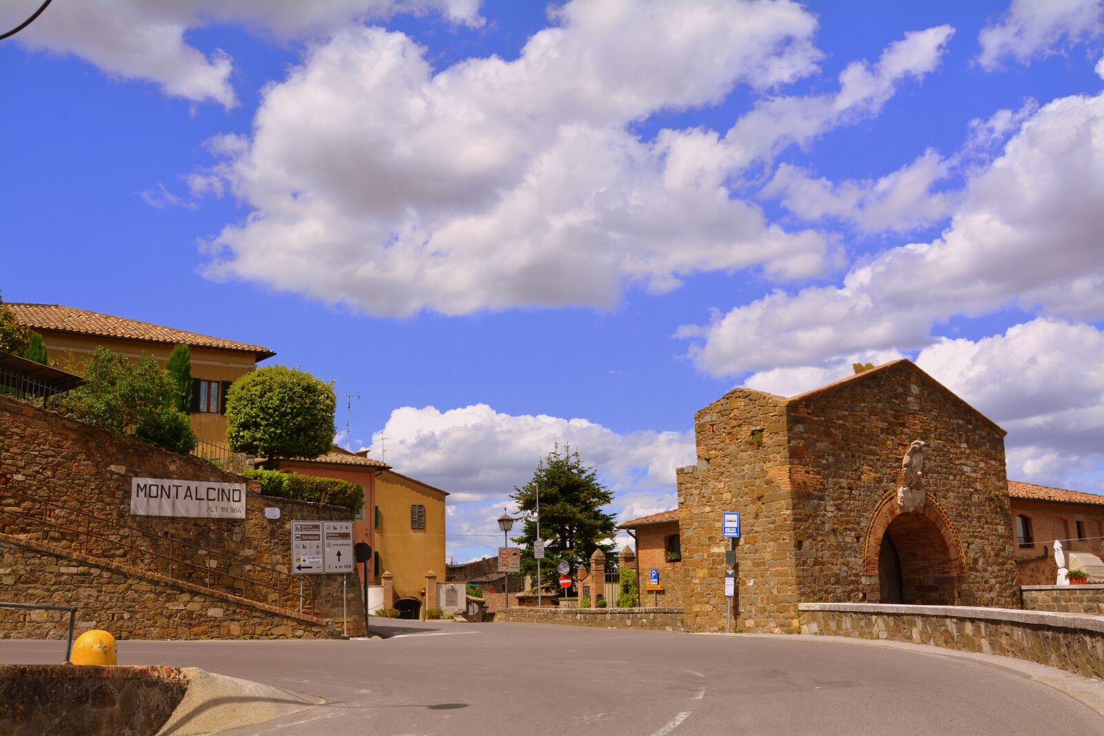 Nikon D7100 sample photo. Entrance, borgo, montalcino photography