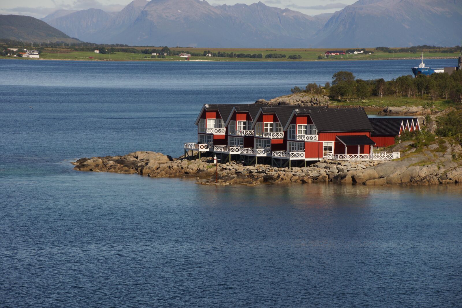 Sony SLT-A65 (SLT-A65V) + DT 18-270mm F3.5-6.3 sample photo. Lofoten, nordland, country house photography