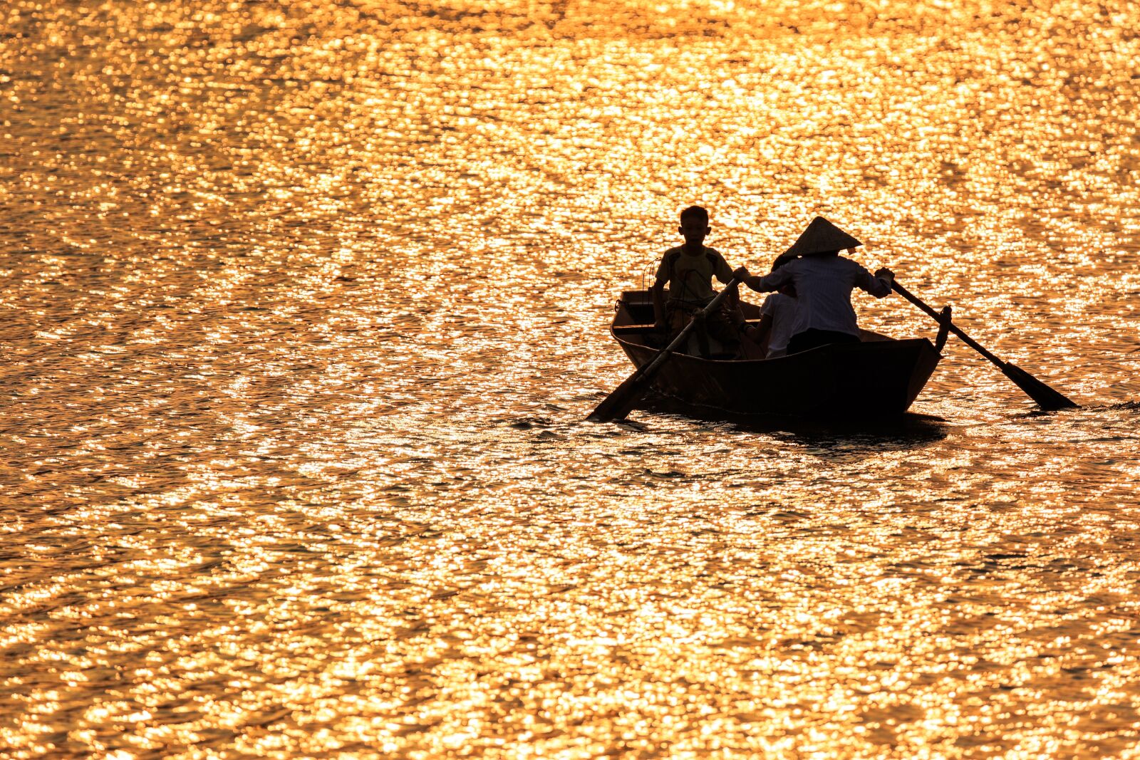 Canon EOS 5D Mark III + Tamron SP 150-600mm F5-6.3 Di VC USD sample photo. People, water, boat photography