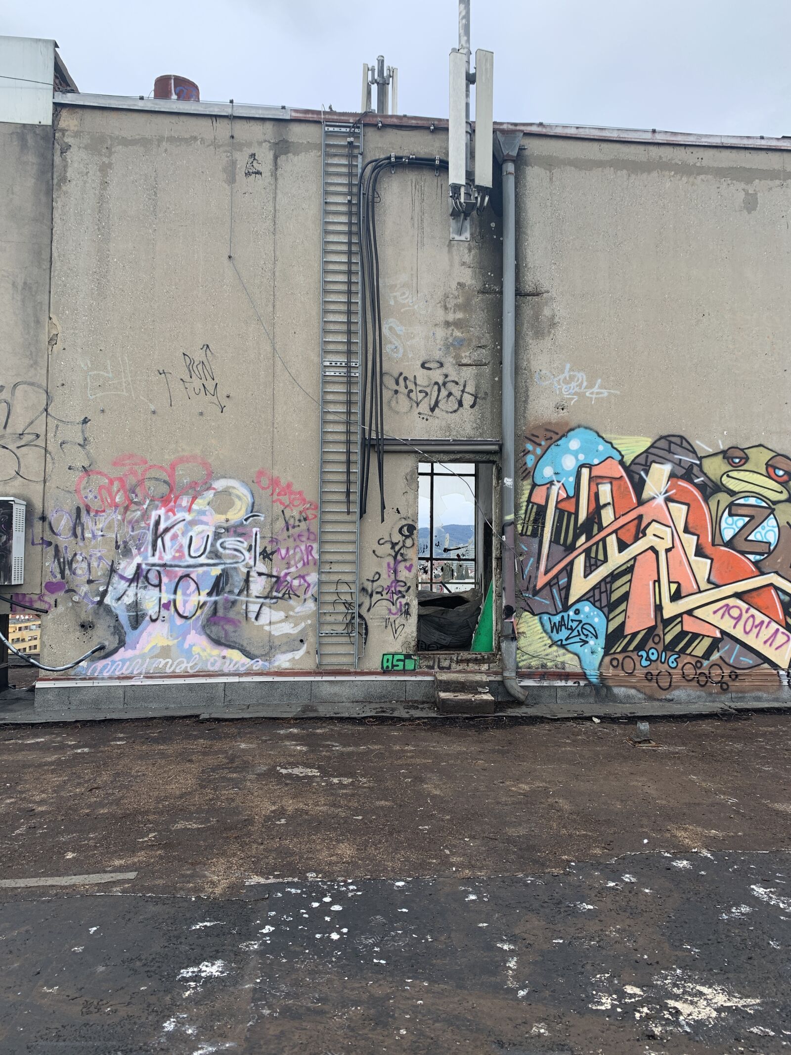 Apple iPhone XS sample photo. Graffiti, site, demolition house photography