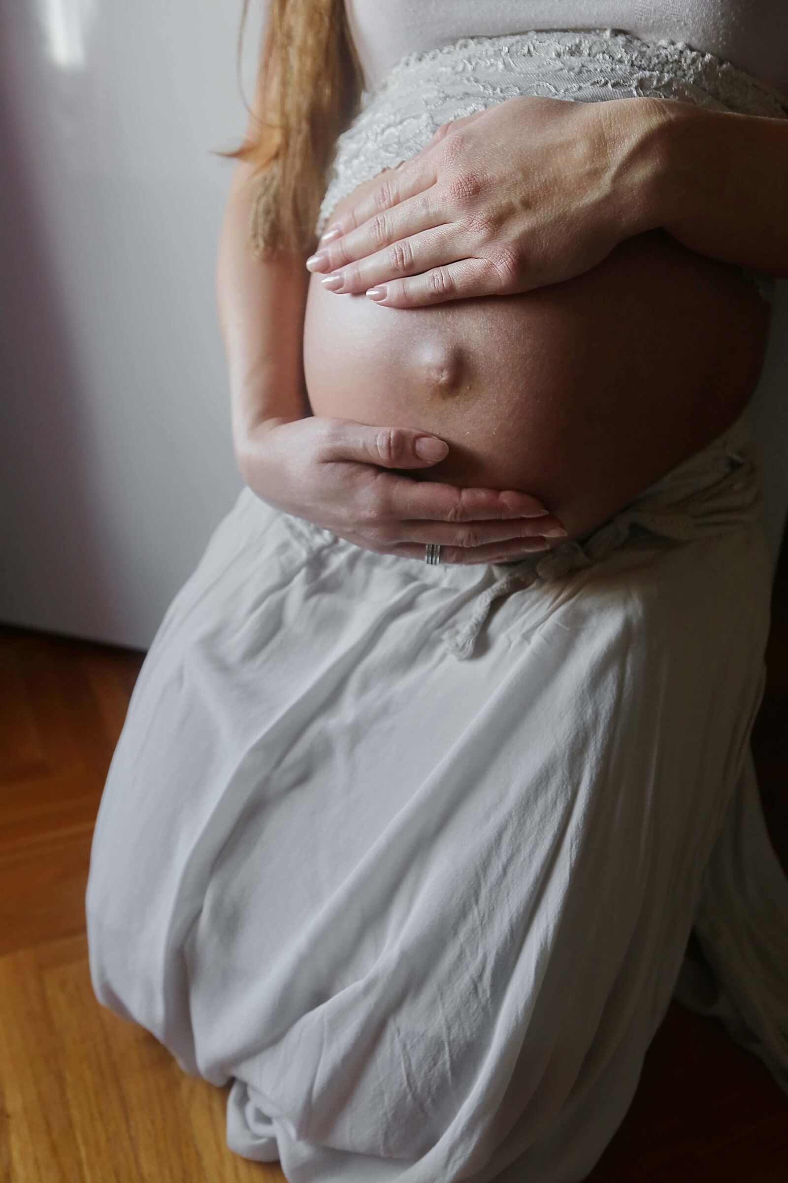 Canon EF 16-35mm F2.8L II USM sample photo. Young woman, pregnant, belly photography