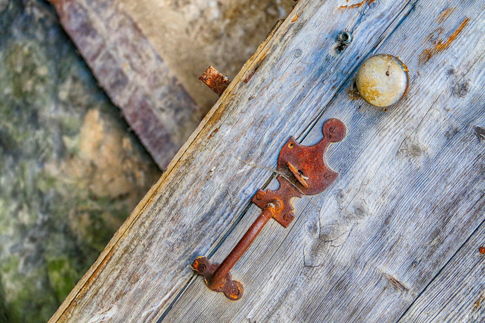 Canon EOS 70D + Canon EF-S 18-200mm F3.5-5.6 IS sample photo. Handle, door, rusty photography