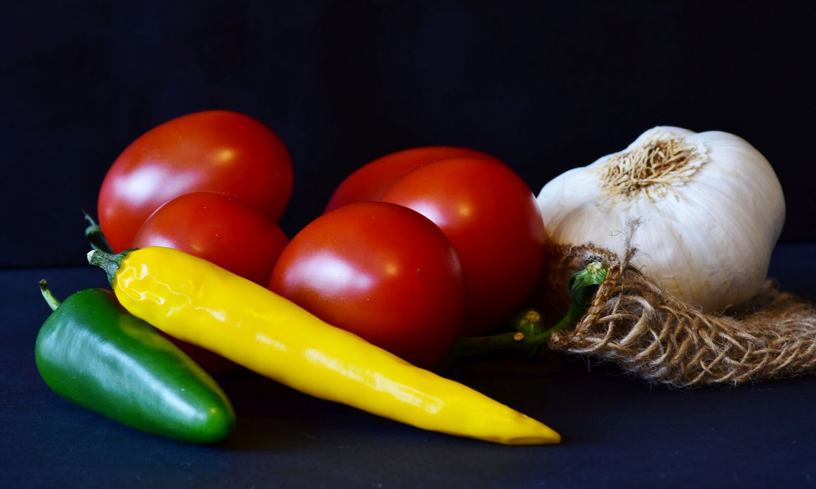 Nikon D7200 sample photo. Tomatoes, pepperoni, garlic photography