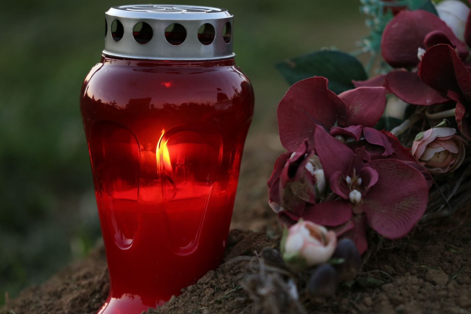 Canon EF 70-300 F4-5.6 IS II USM sample photo. Red candle, flame, condolence photography