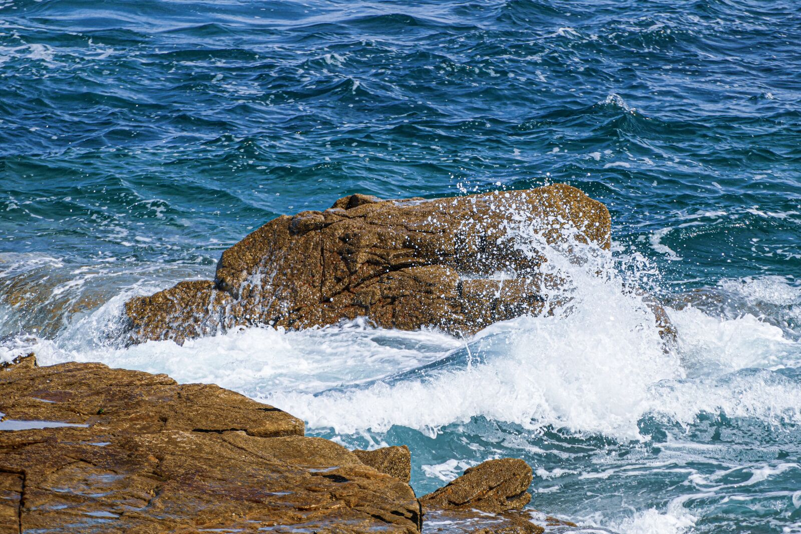 Panasonic Lumix DMC-FZ1000 sample photo. Sea, stones, water photography