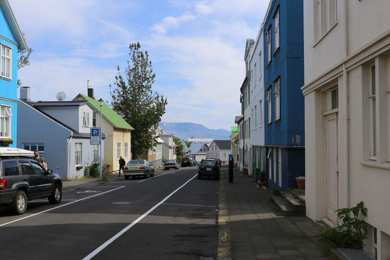 Canon EOS 6D + Canon EF 40mm F2.8 STM sample photo. Colorful houses, street, rejkjavik photography
