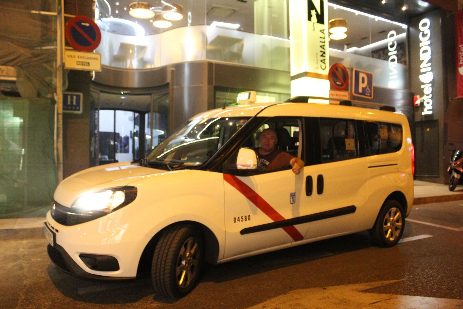 Canon EOS 4000D (EOS Rebel T100 / EOS 3000D) sample photo. Taxi, madrid, spain photography