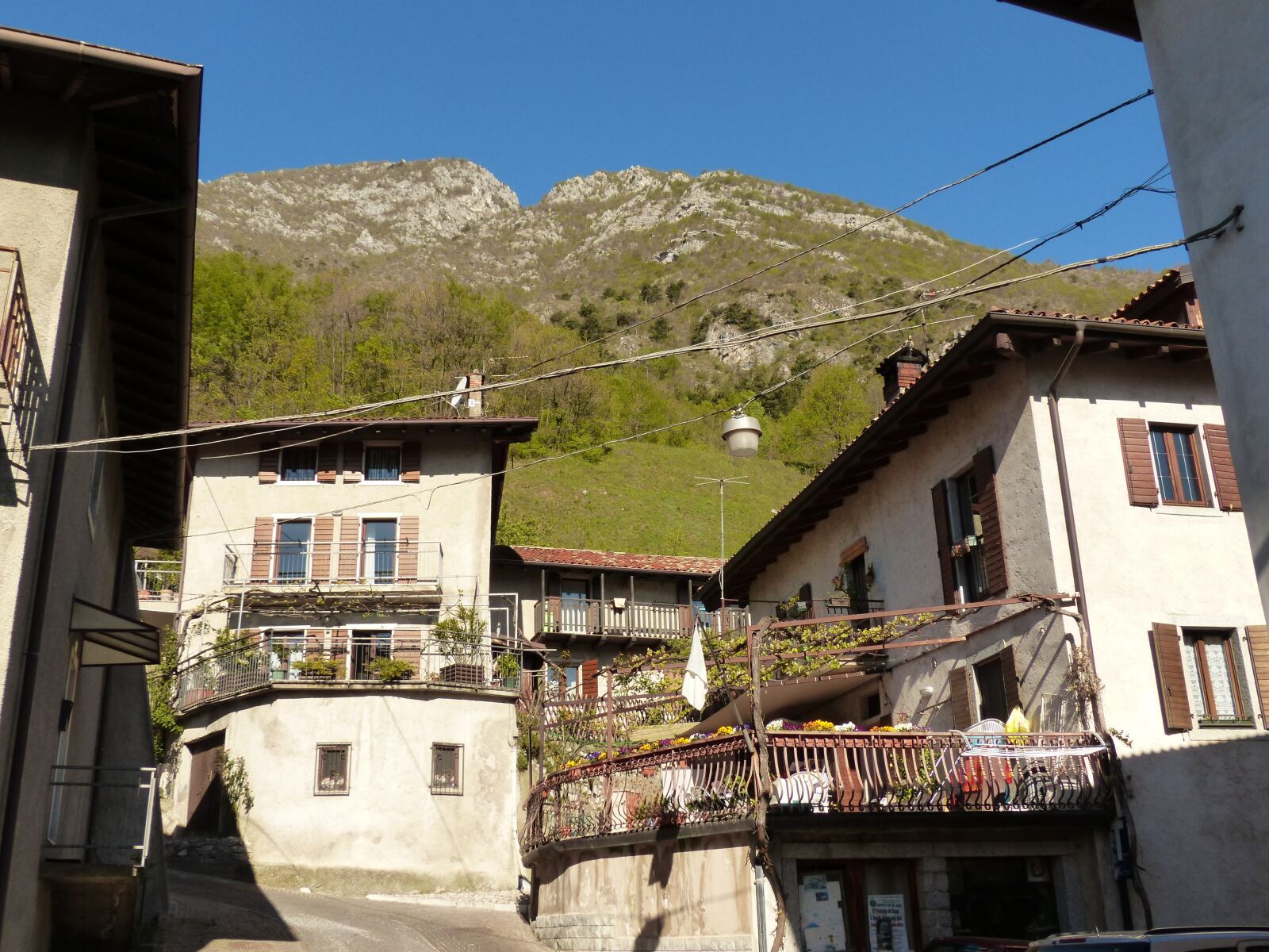 Panasonic Lumix DMC-FZ200 sample photo. Houses, community, village photography