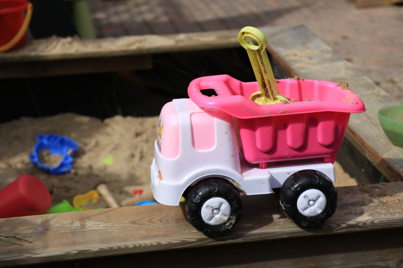 Canon EF-S 18-135mm F3.5-5.6 IS USM sample photo. Toys, sandbox, sand photography