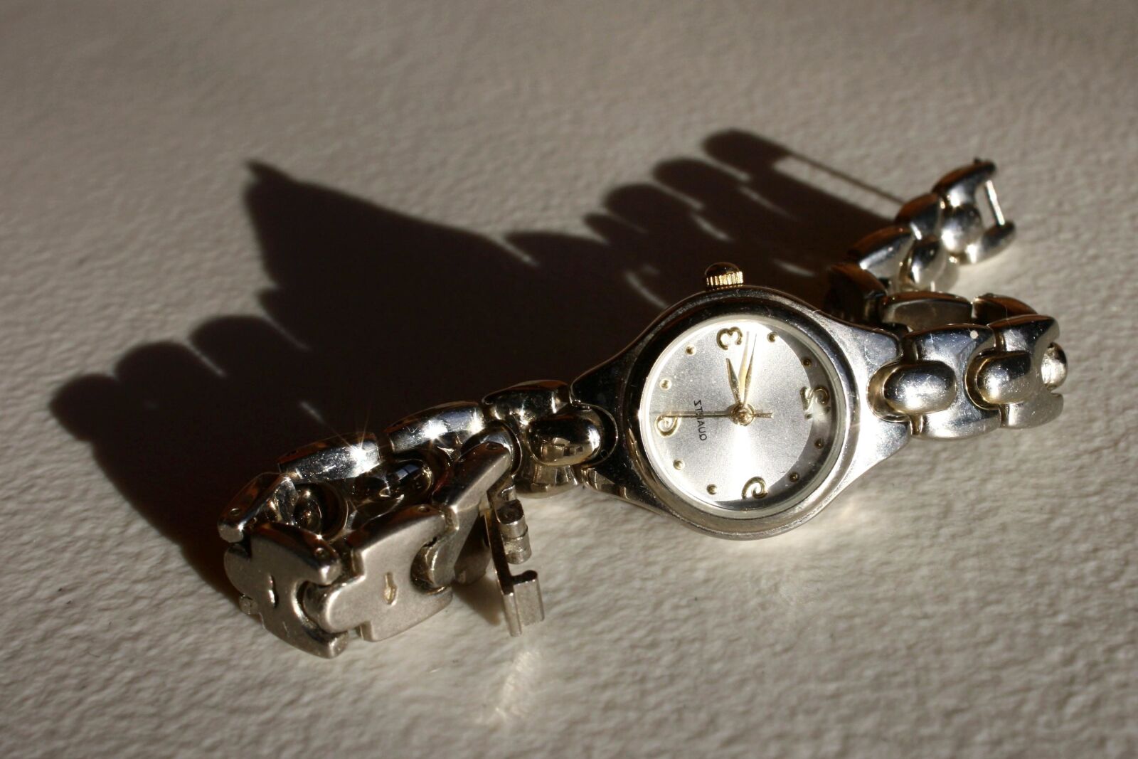 f/3.5-5.6 IS sample photo. Silver clock, wristwatch, jewelry photography