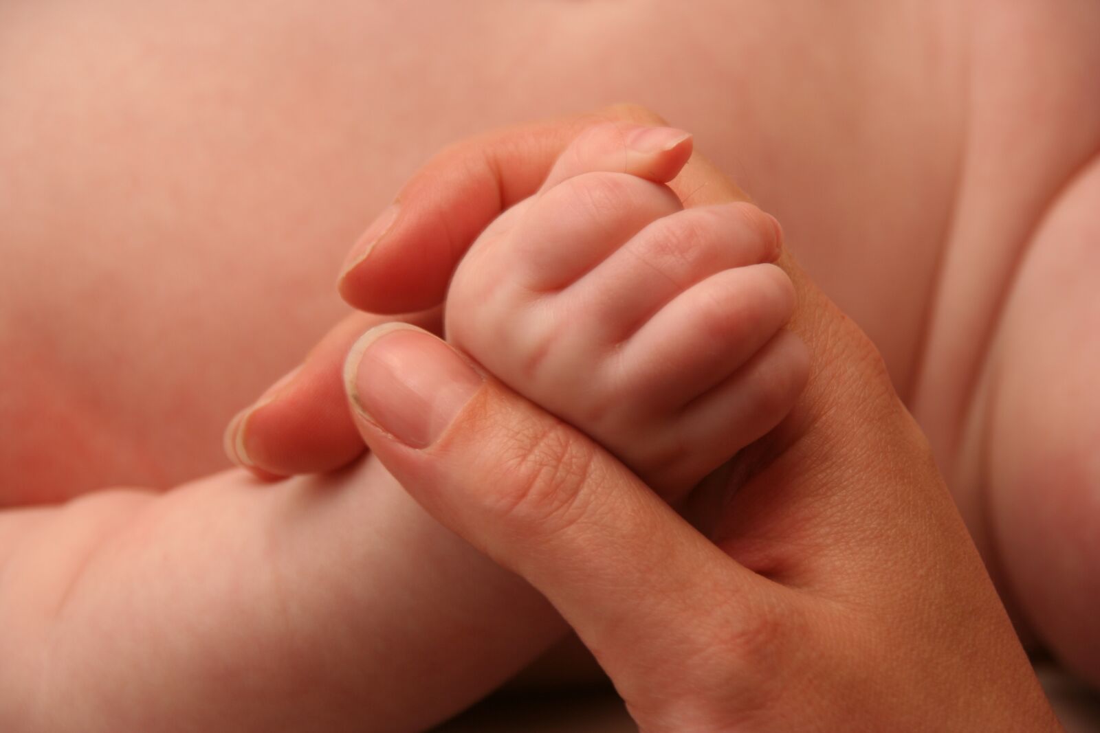 Canon EOS 350D (EOS Digital Rebel XT / EOS Kiss Digital N) sample photo. Baby, hand, birth photography