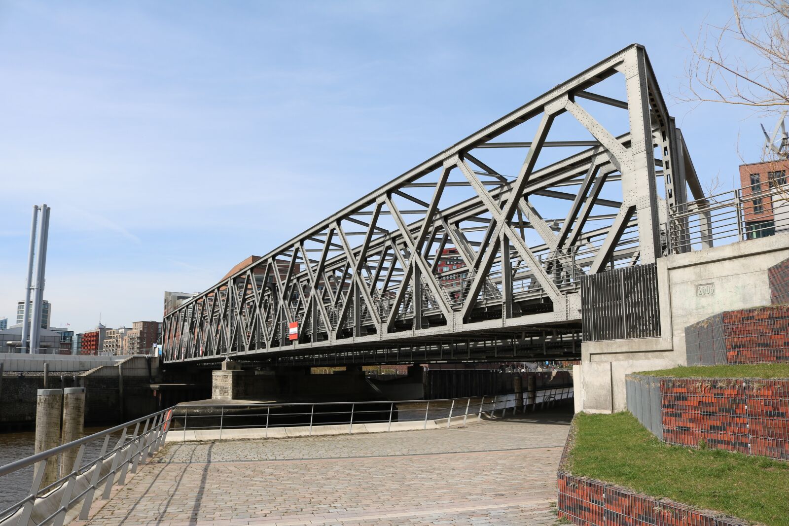 Canon EOS 750D (EOS Rebel T6i / EOS Kiss X8i) sample photo. Landscape format, hamburg, harbour photography