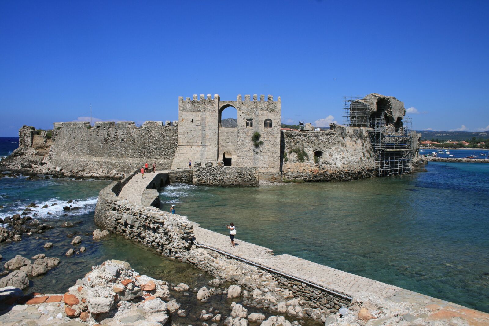 Canon EOS 400D (EOS Digital Rebel XTi / EOS Kiss Digital X) sample photo. Castle, water, sea photography