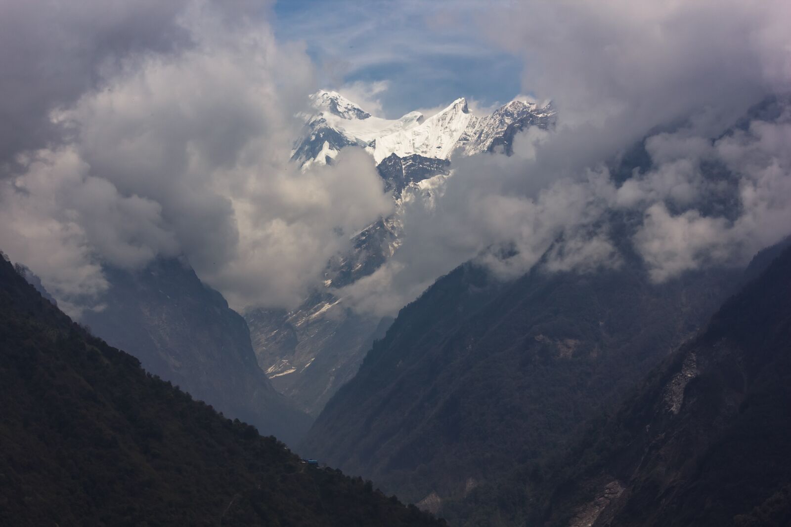 Canon EOS 550D (EOS Rebel T2i / EOS Kiss X4) sample photo. Mountains, clouds, mountain range photography