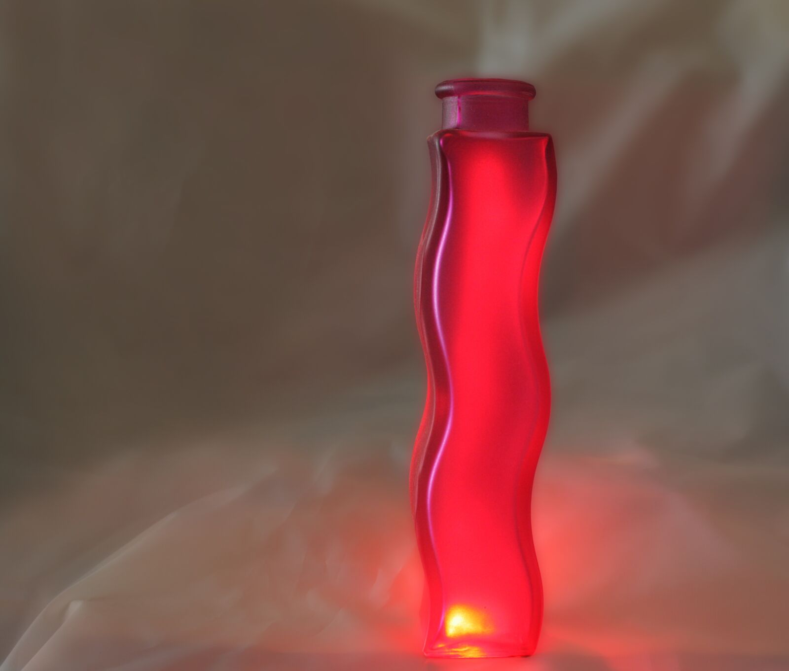 Canon EOS 1000D (EOS Digital Rebel XS / EOS Kiss F) sample photo. Vase, red, cloth photography