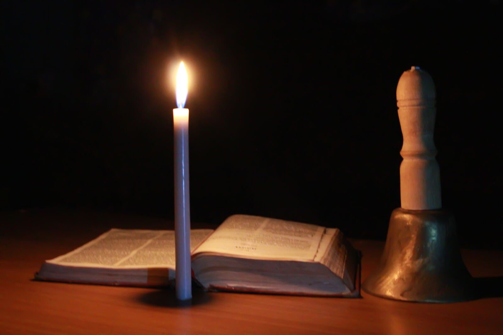 Canon EOS 600D (Rebel EOS T3i / EOS Kiss X5) sample photo. Prayer, bible, candle photography