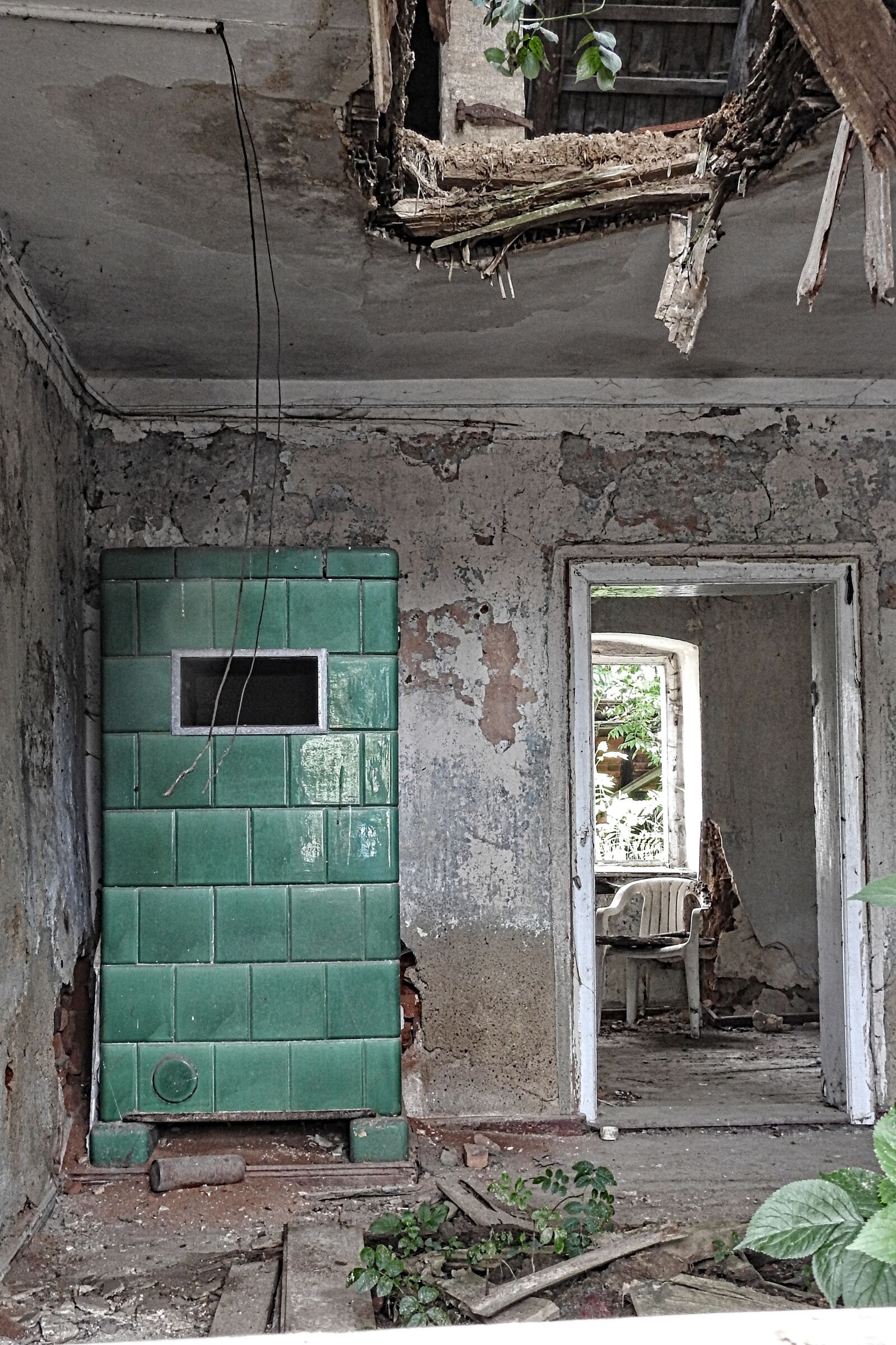 Nikon Coolpix P900 sample photo. Tiled stove, ruin, decay photography