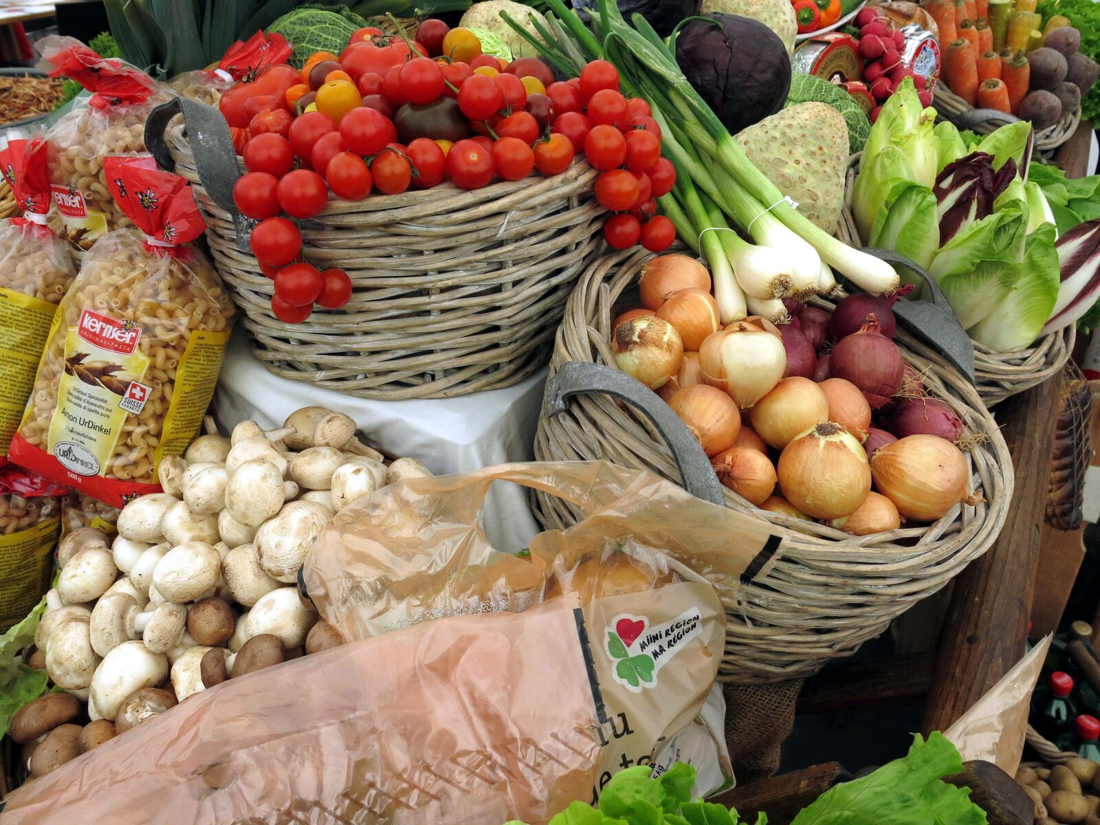 Canon PowerShot G15 sample photo. Vegetables, tomatoes, leek photography