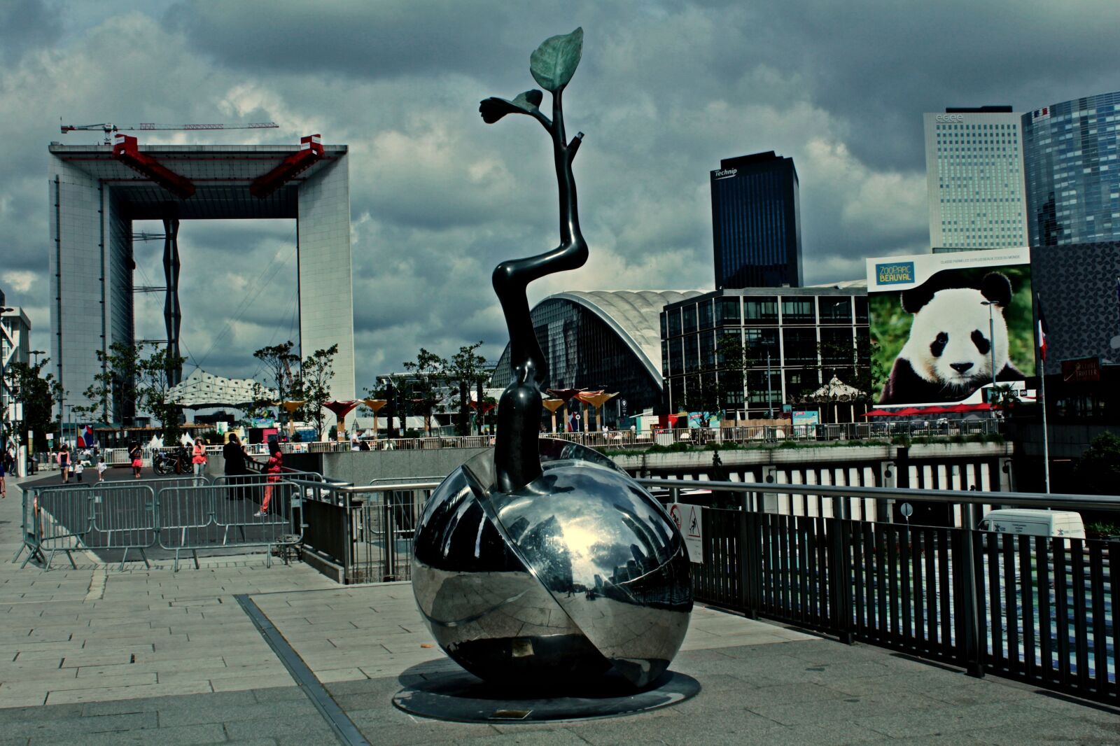Canon EOS 1200D (EOS Rebel T5 / EOS Kiss X70 / EOS Hi) sample photo. Modern art, landscape, paris photography