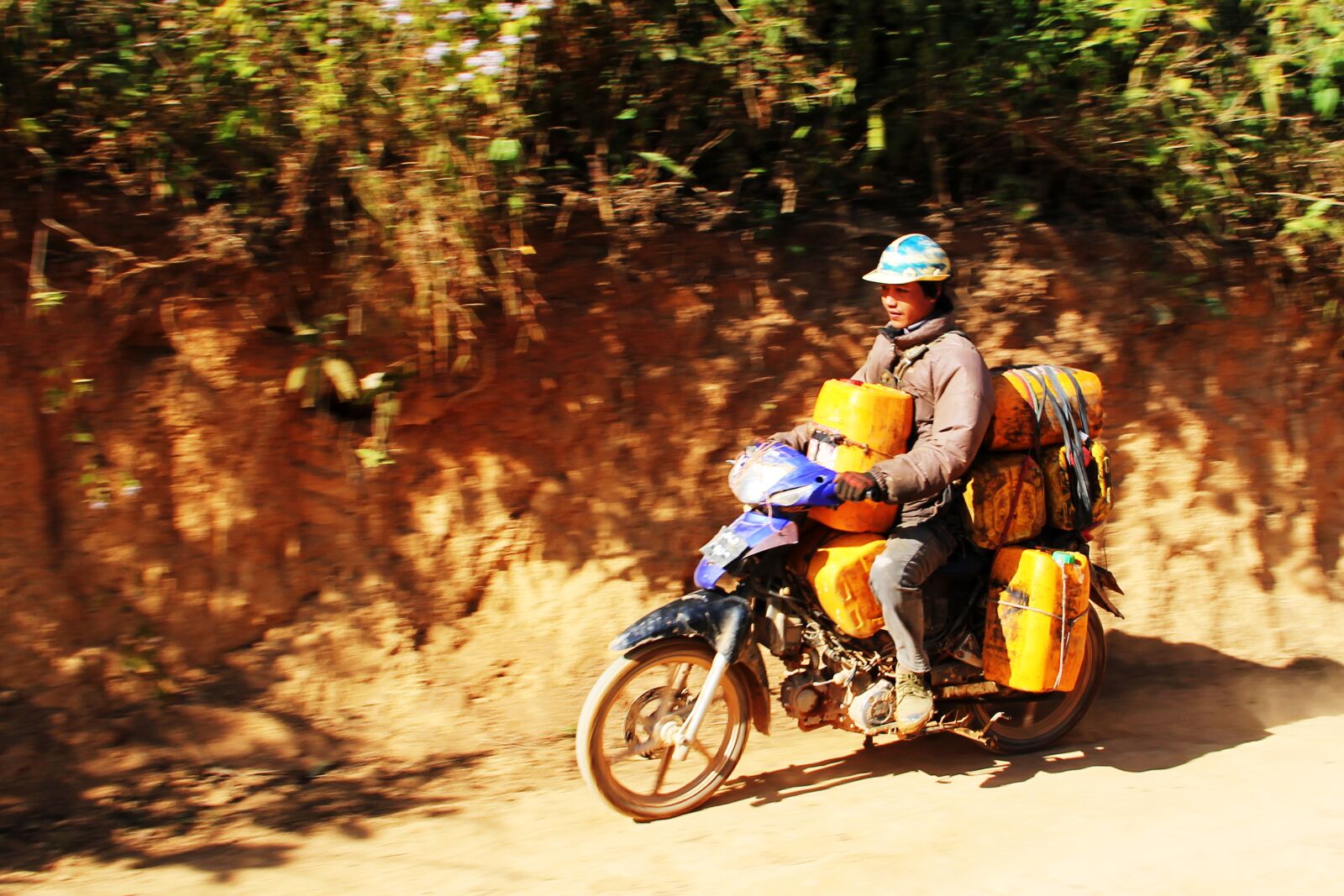 Canon EF-S 18-135mm F3.5-5.6 IS sample photo. Motorcycle, canister, petrol photography