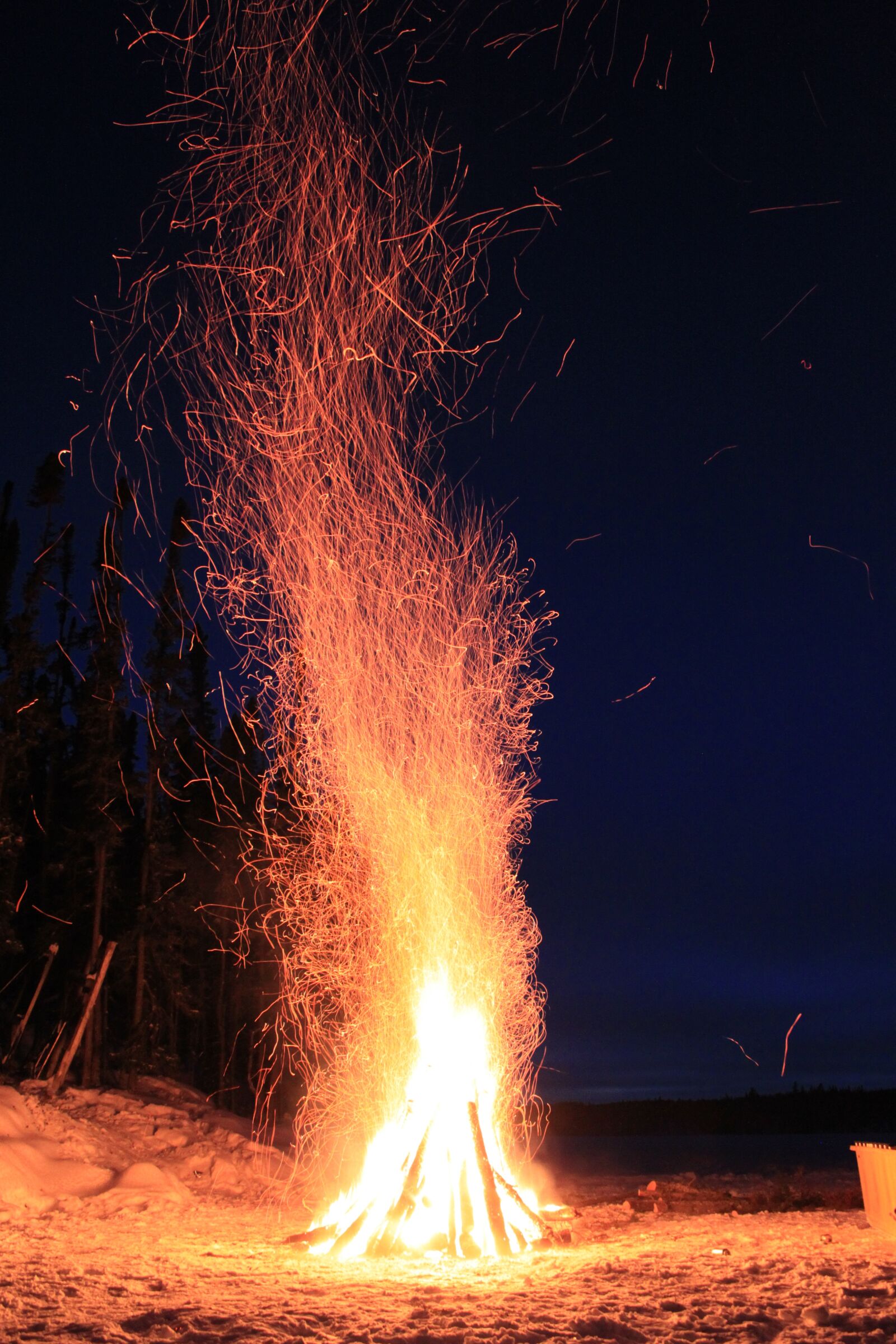 Canon EOS 500D (EOS Rebel T1i / EOS Kiss X3) sample photo. Fire, winter, warmth photography