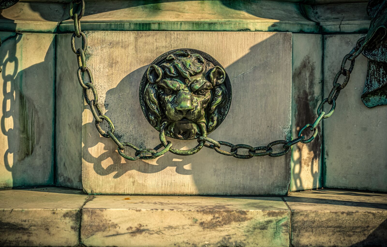 Sony a7 II + Sony FE 28-70mm F3.5-5.6 OSS sample photo. Monument, lion head, chains photography