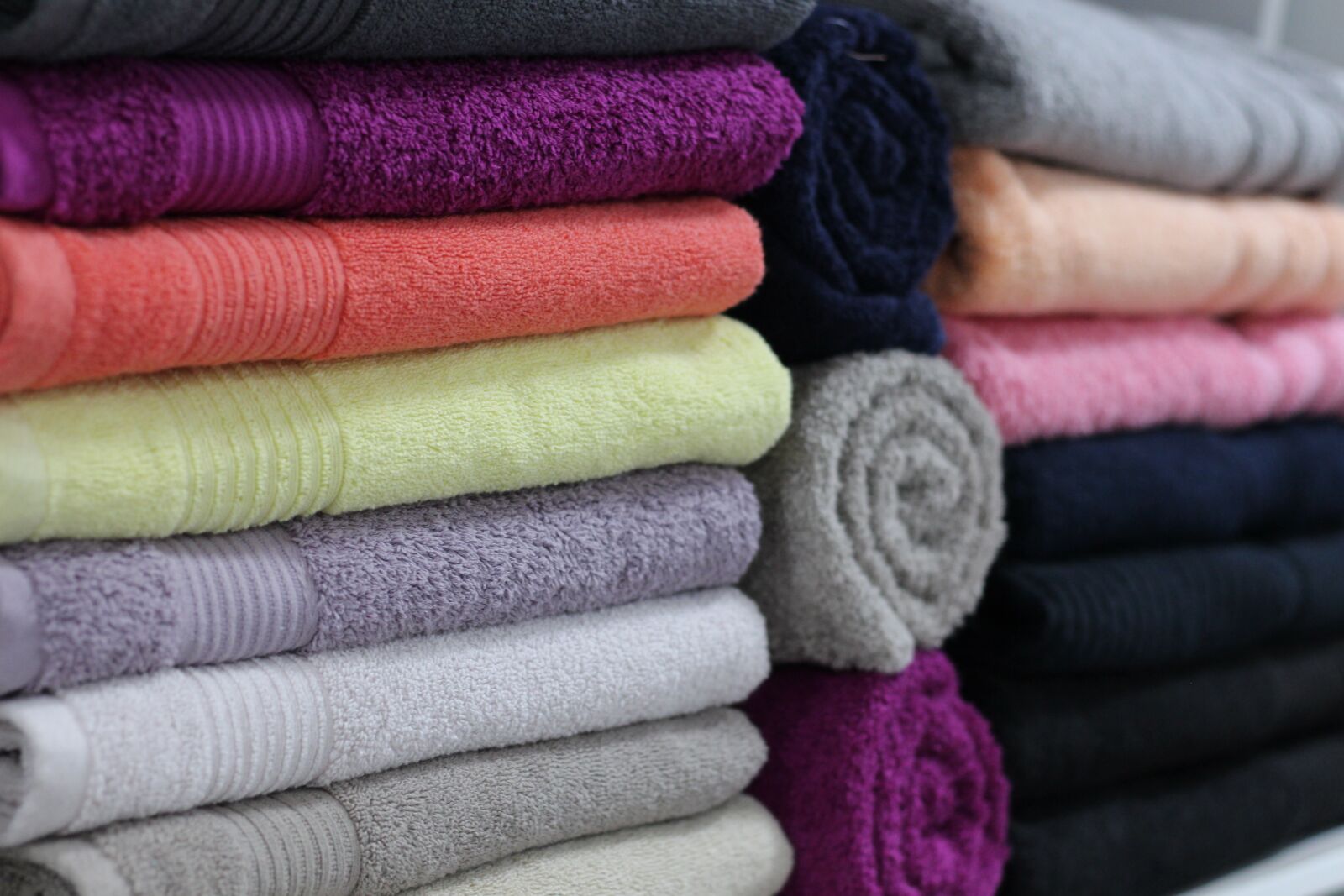 Canon EOS 650D (EOS Rebel T4i / EOS Kiss X6i) + Canon EF 50mm F1.8 II sample photo. Towels, linens, store photography